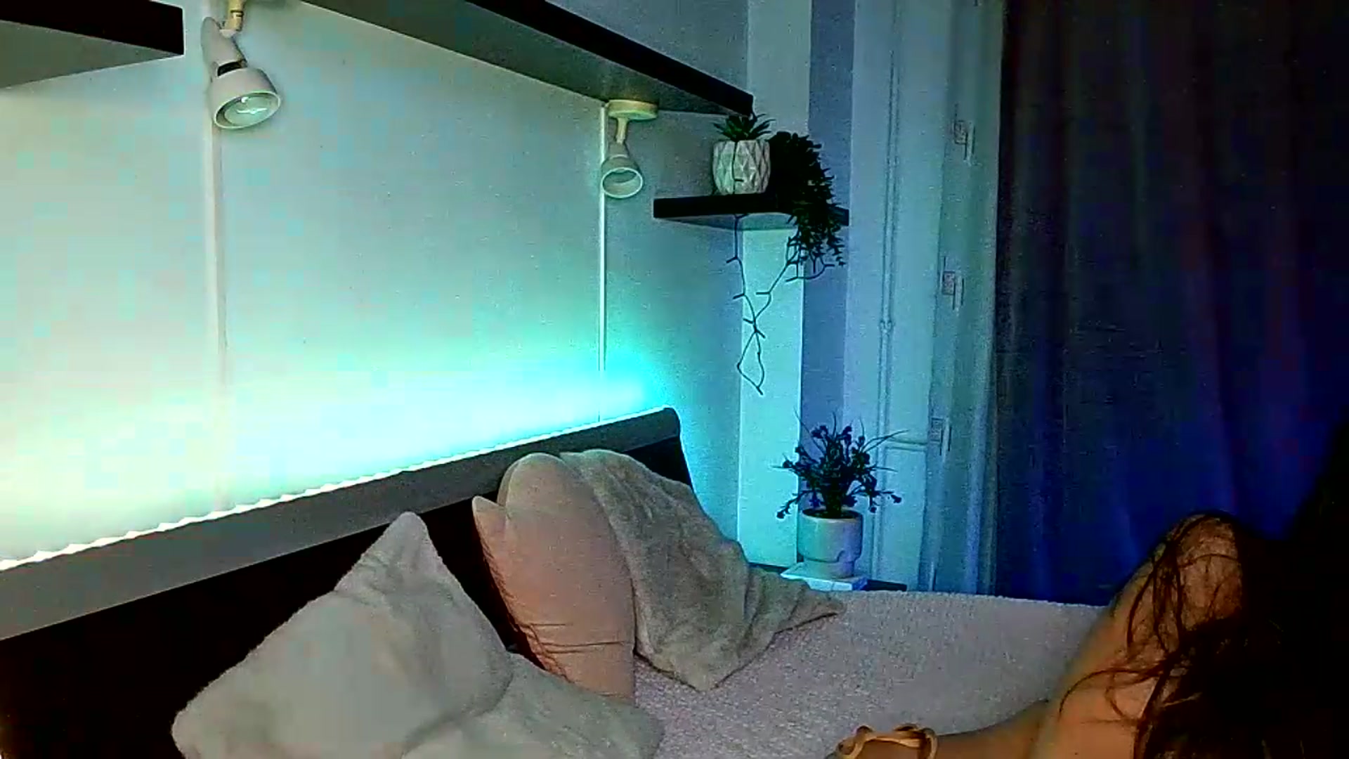 Gallery image thumbnail from Midnightdream's myfreecams stream on, 08/19/2026, 22:52 image 17 of 20