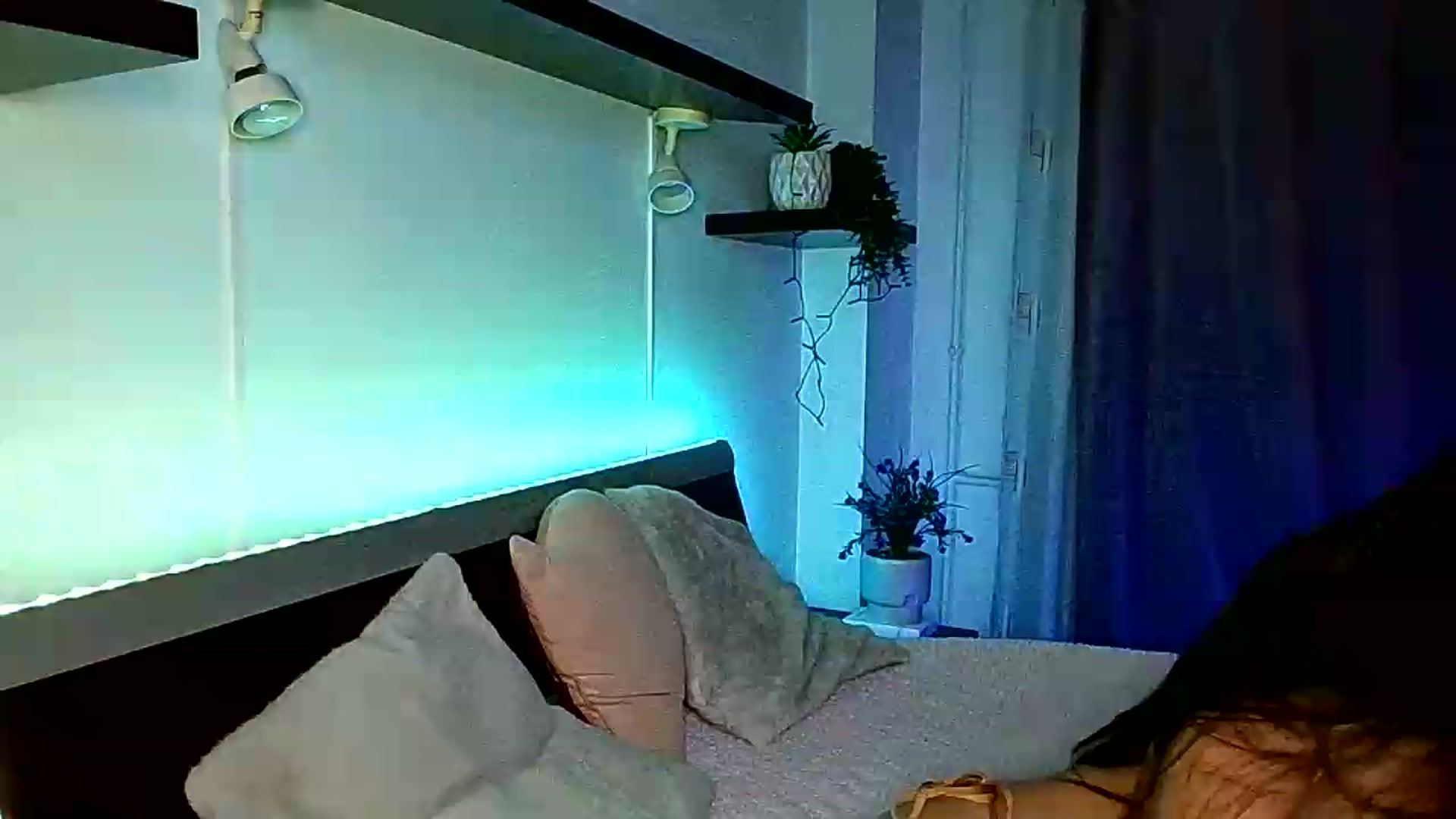 Gallery image thumbnail from Midnightdream's myfreecams stream on, 08/19/2026, 22:52 image 18 of 20