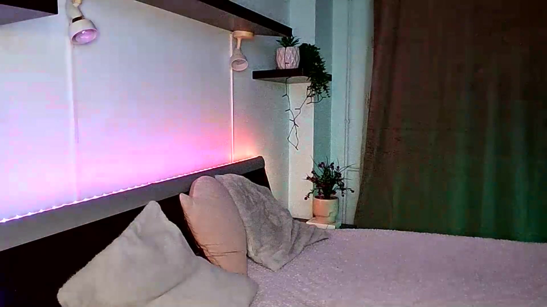 Gallery image thumbnail from Midnightdream's myfreecams stream on, 08/20/2026, 18:16 image 17 of 20