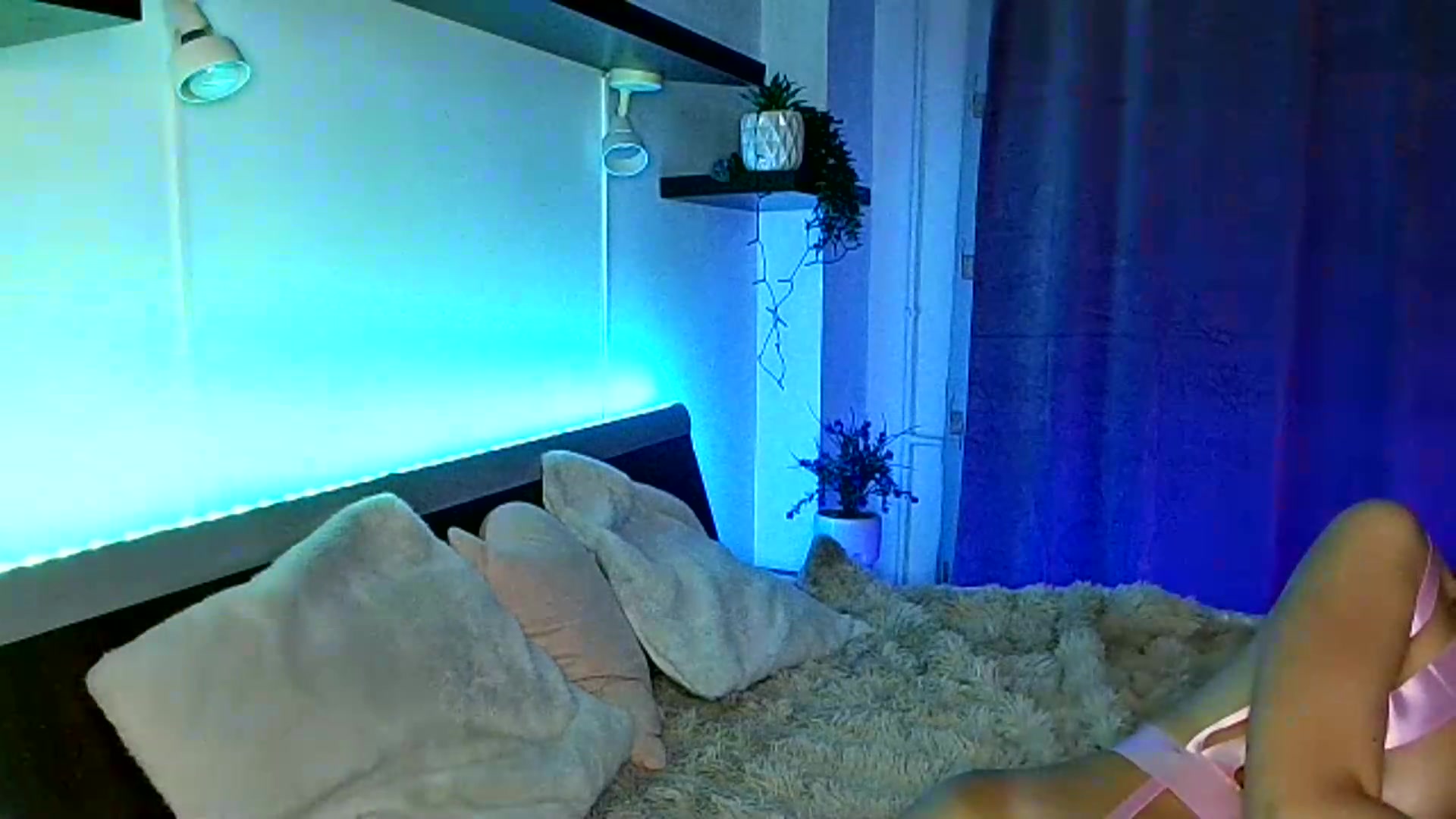 Gallery image thumbnail from Midnightdream's myfreecams stream on, 08/25/2026, 20:16 image 17 of 20