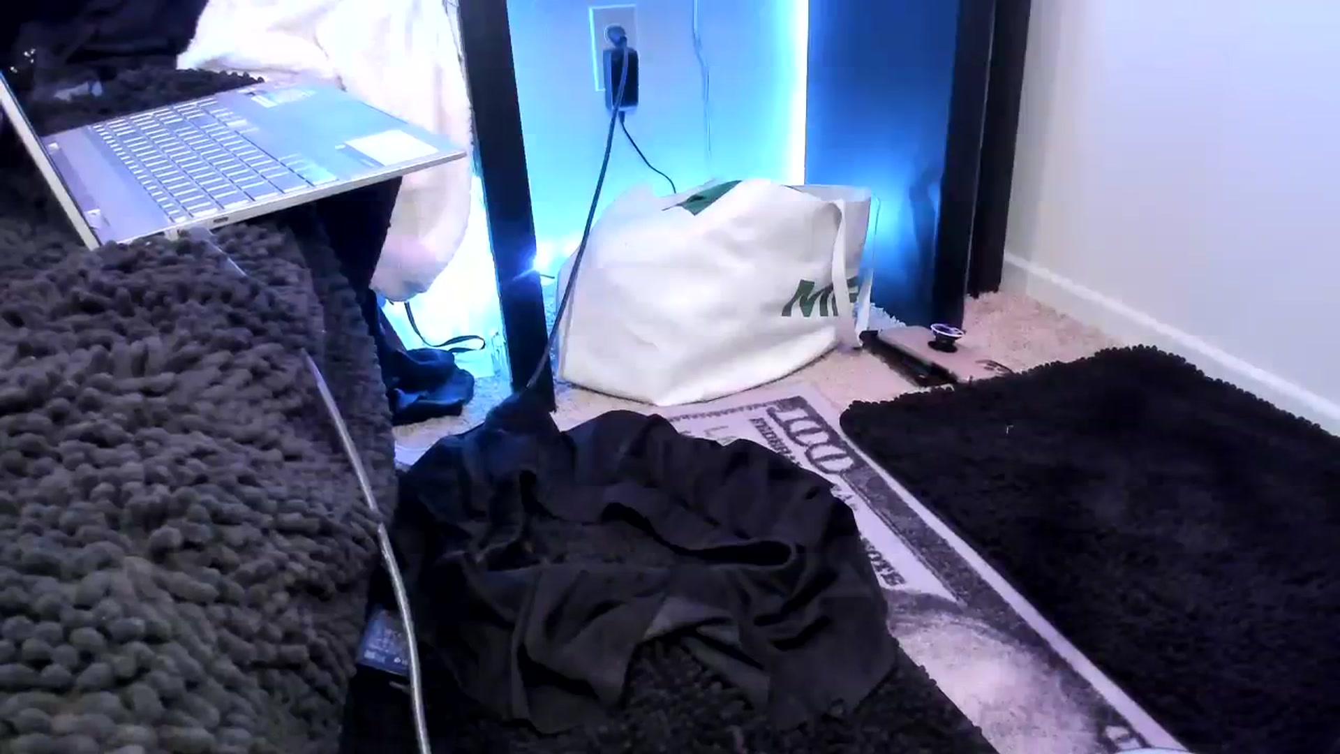 Gallery image thumbnail from Midnightrose's myfreecams stream on, 08/03/2023, 07:25 image 10 of 20