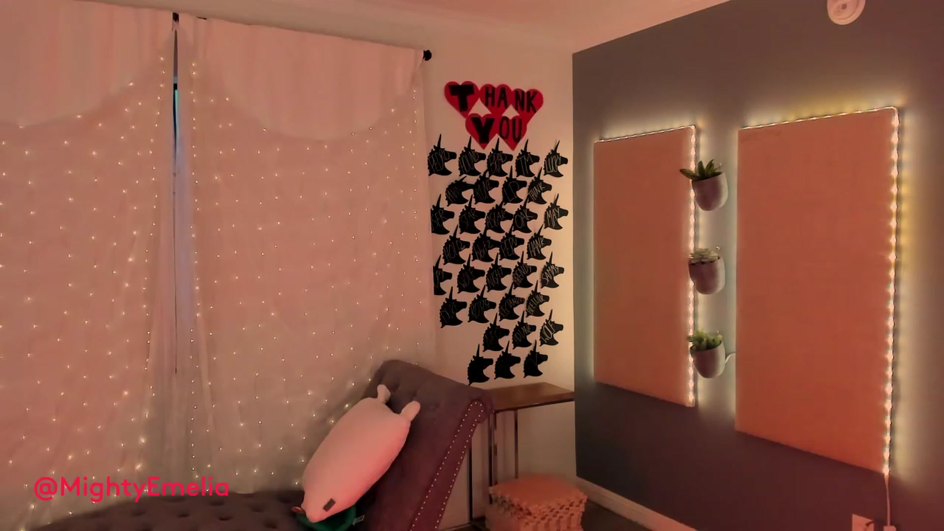 Gallery image thumbnail from MightyEmelia's myfreecams stream on, 01/01/2023, 24:10 image 5 of 20