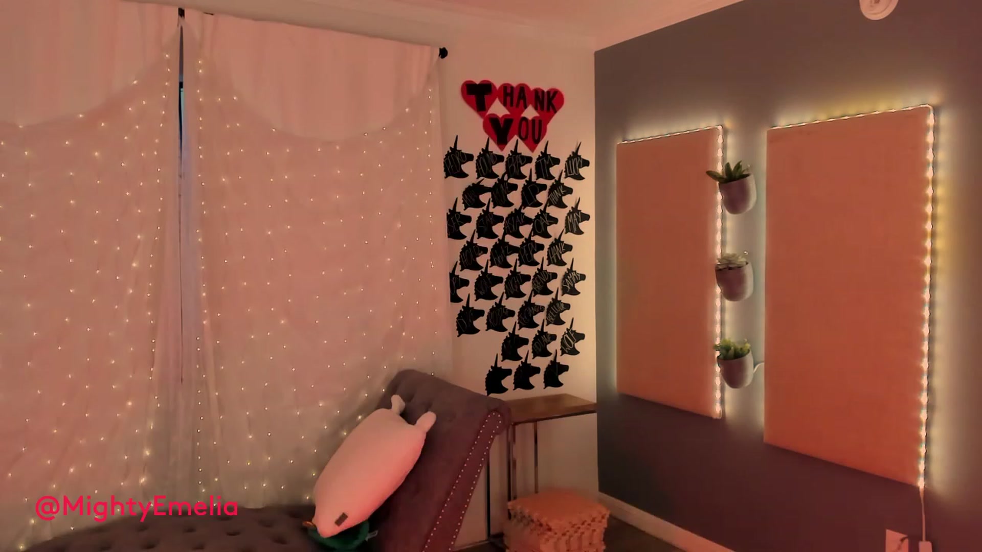 Gallery image thumbnail from MightyEmelia's myfreecams stream on, 01/01/2023, 24:10 image 14 of 20