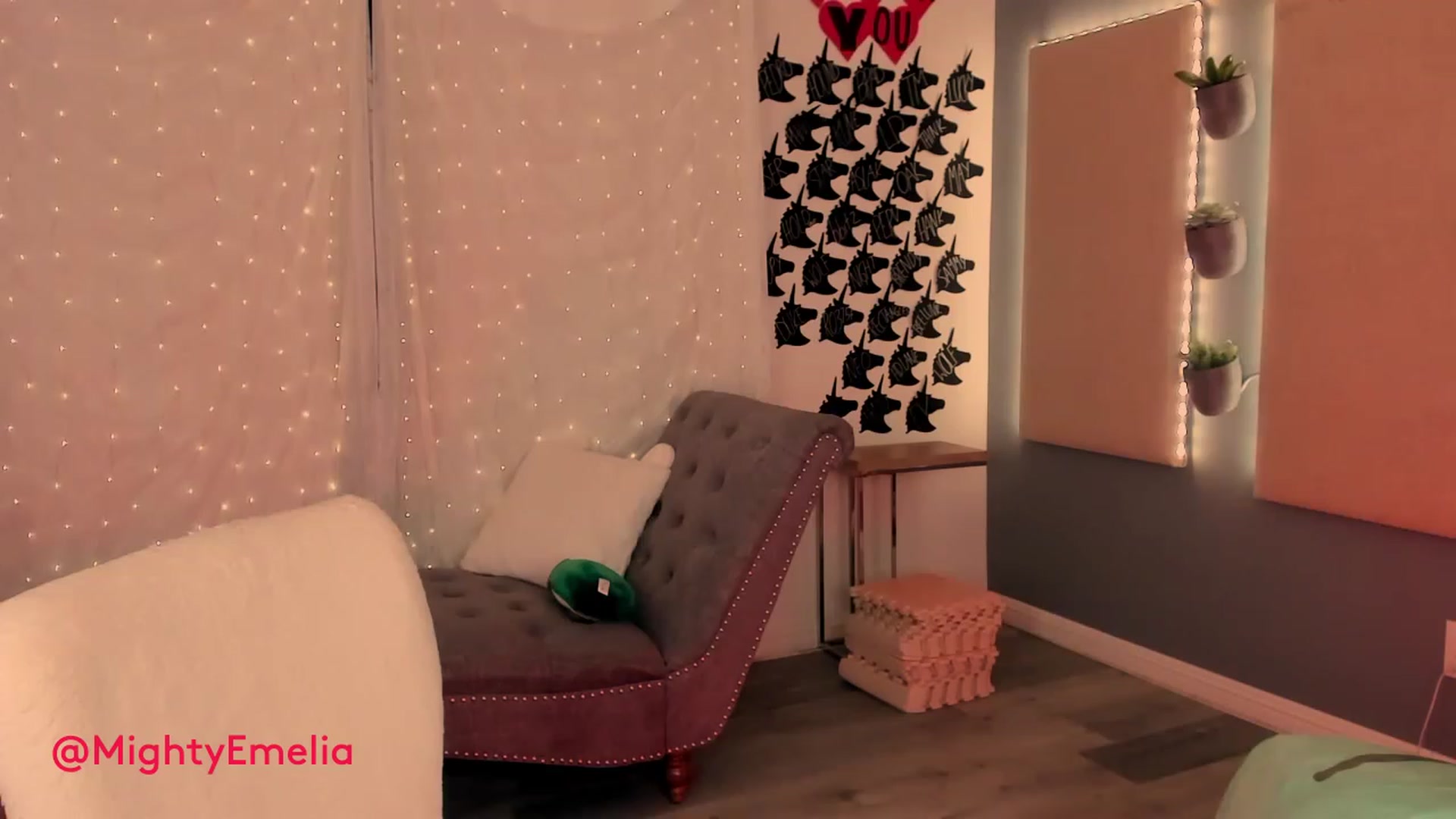 Gallery image thumbnail from MightyEmelia's myfreecams stream on, 01/08/2023, 06:39 image 2 of 20