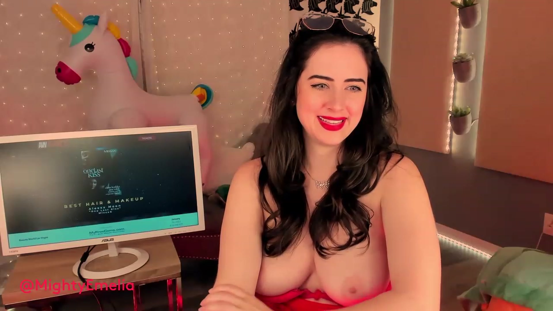 Gallery image thumbnail from MightyEmelia's myfreecams stream on, 01/08/2023, 08:27 image 10 of 20