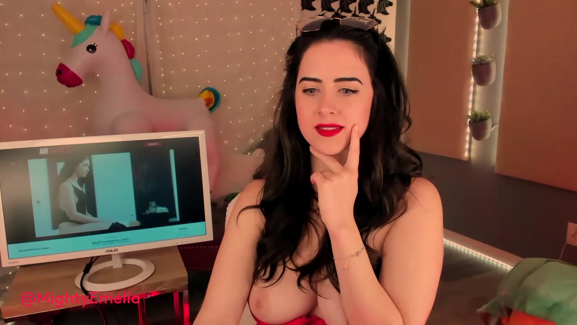 Gallery image thumbnail from MightyEmelia's myfreecams stream on, 01/08/2023, 08:27 image 5 of 20