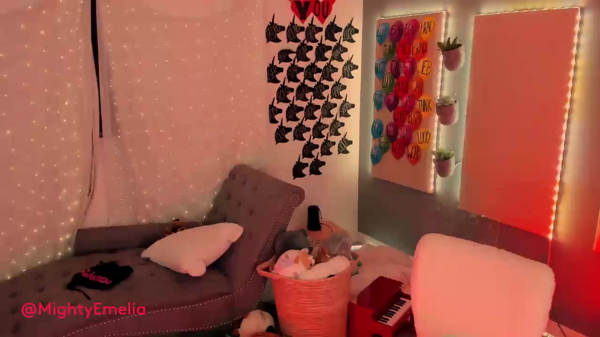 Gallery image thumbnail from MightyEmelia's myfreecams stream on, 03/03/2023, 03:50 image 15 of 20