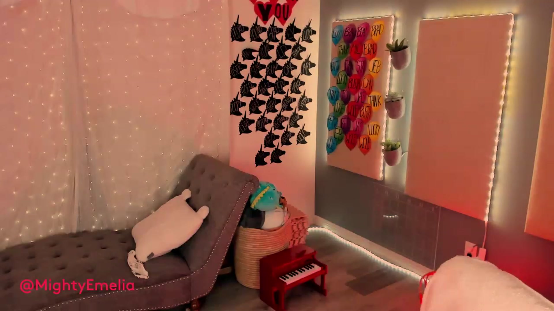 Gallery image thumbnail from MightyEmelia's myfreecams stream on, 03/12/2023, 05:13 image 3 of 20