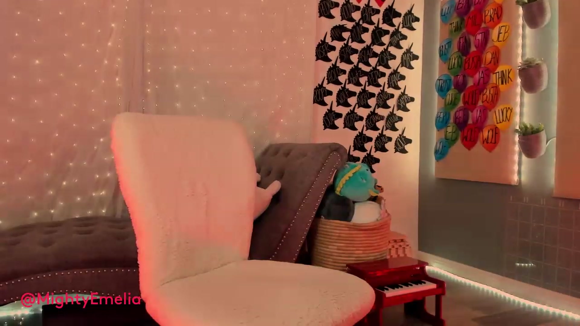 Gallery image thumbnail from MightyEmelia's myfreecams stream on, 03/12/2023, 06:44 image 9 of 20