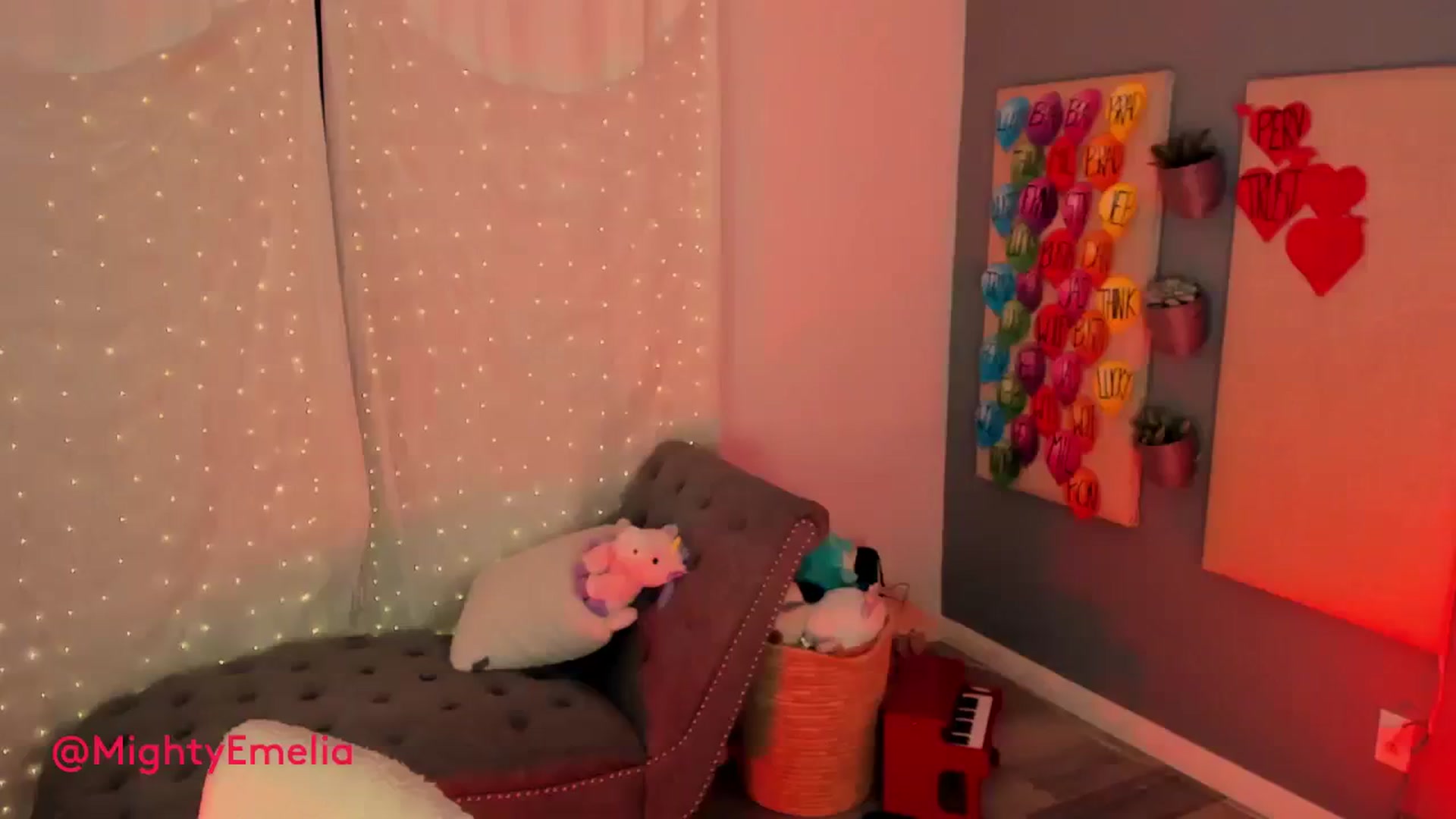 Gallery image thumbnail from MightyEmelia's myfreecams stream on, 08/01/2023, 05:34 image 10 of 20
