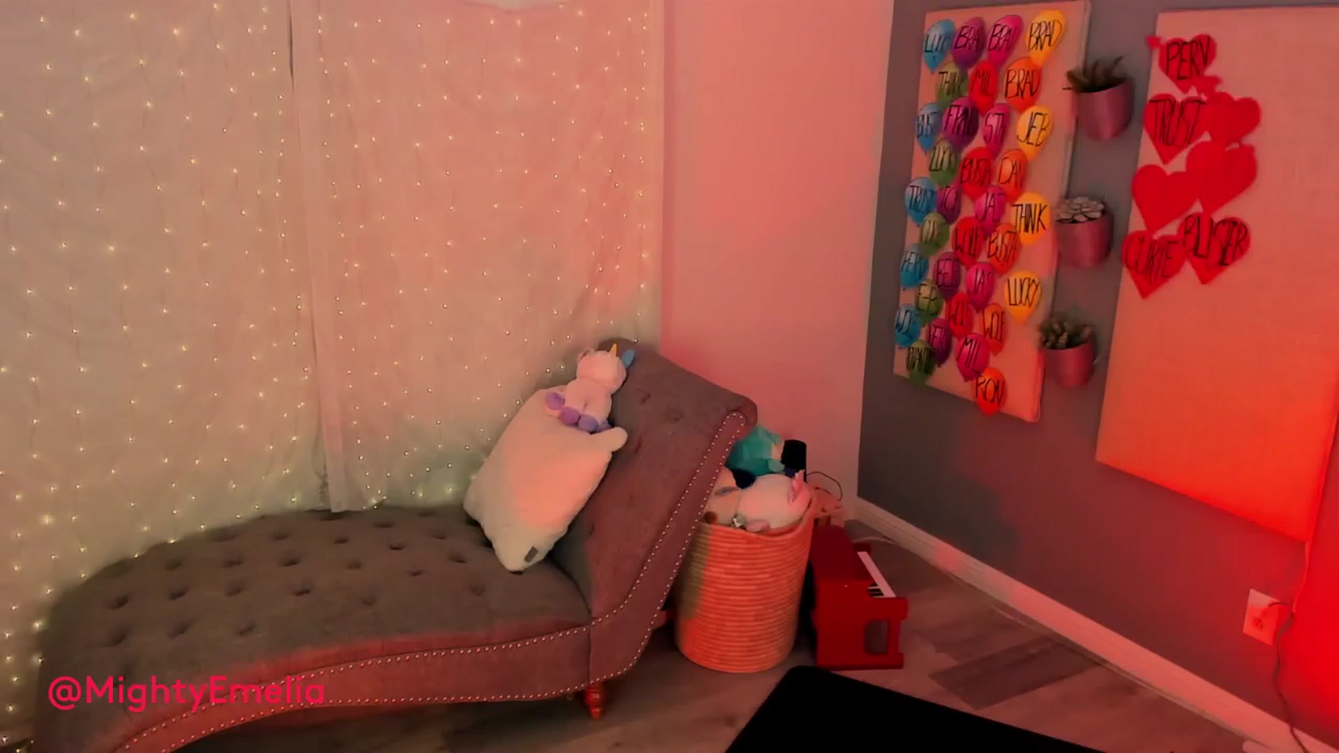 Gallery image thumbnail from MightyEmelia's myfreecams stream on, 08/10/2023, 04:11 image 7 of 20