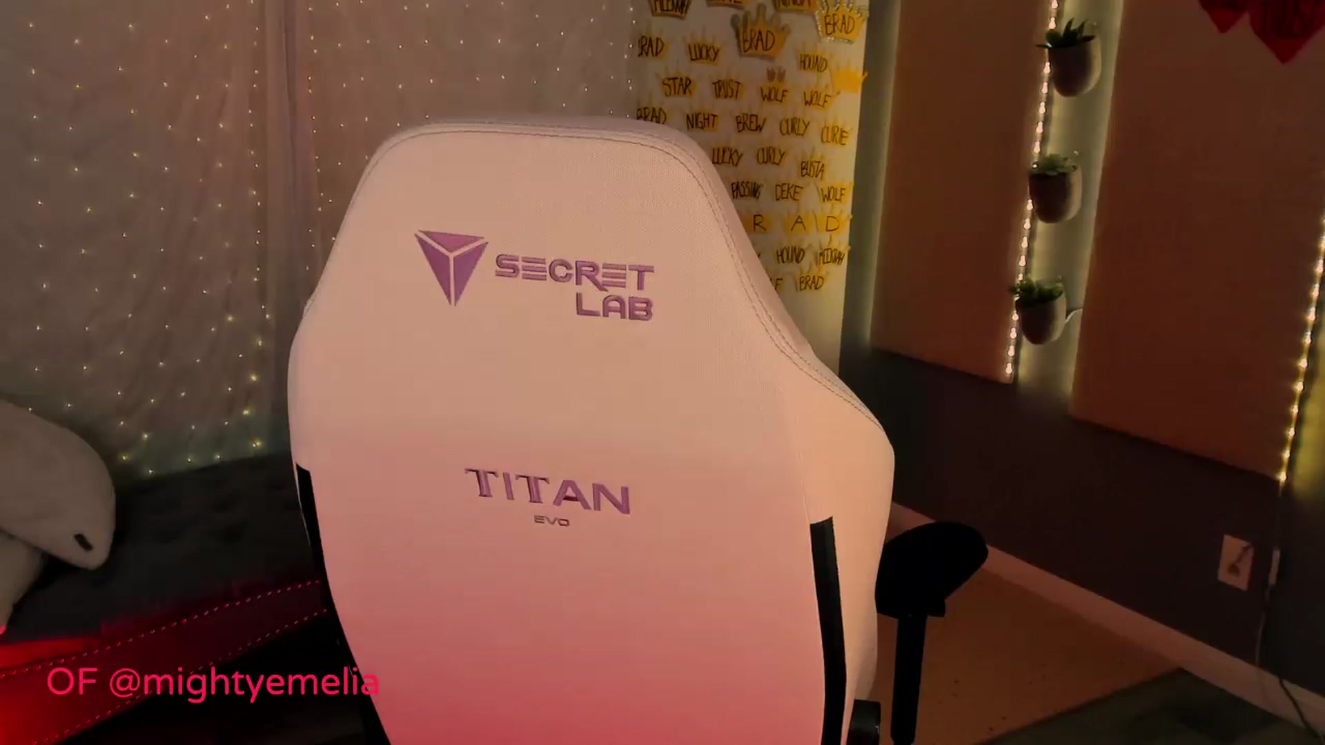 Gallery image thumbnail from MightyEmelia's myfreecams stream on, 02/04/2024, 04:05 image 8 of 20