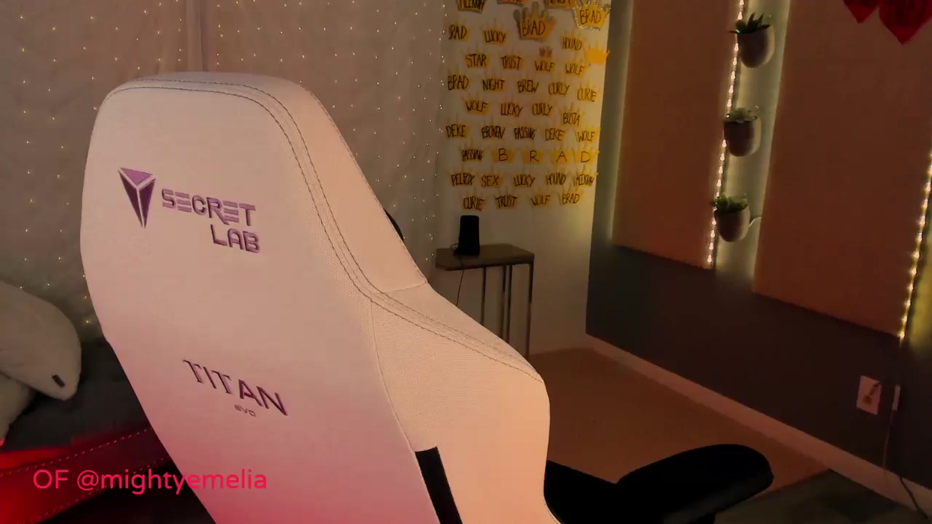 Gallery image thumbnail from MightyEmelia's myfreecams stream on, 02/04/2024, 04:05 image 12 of 20