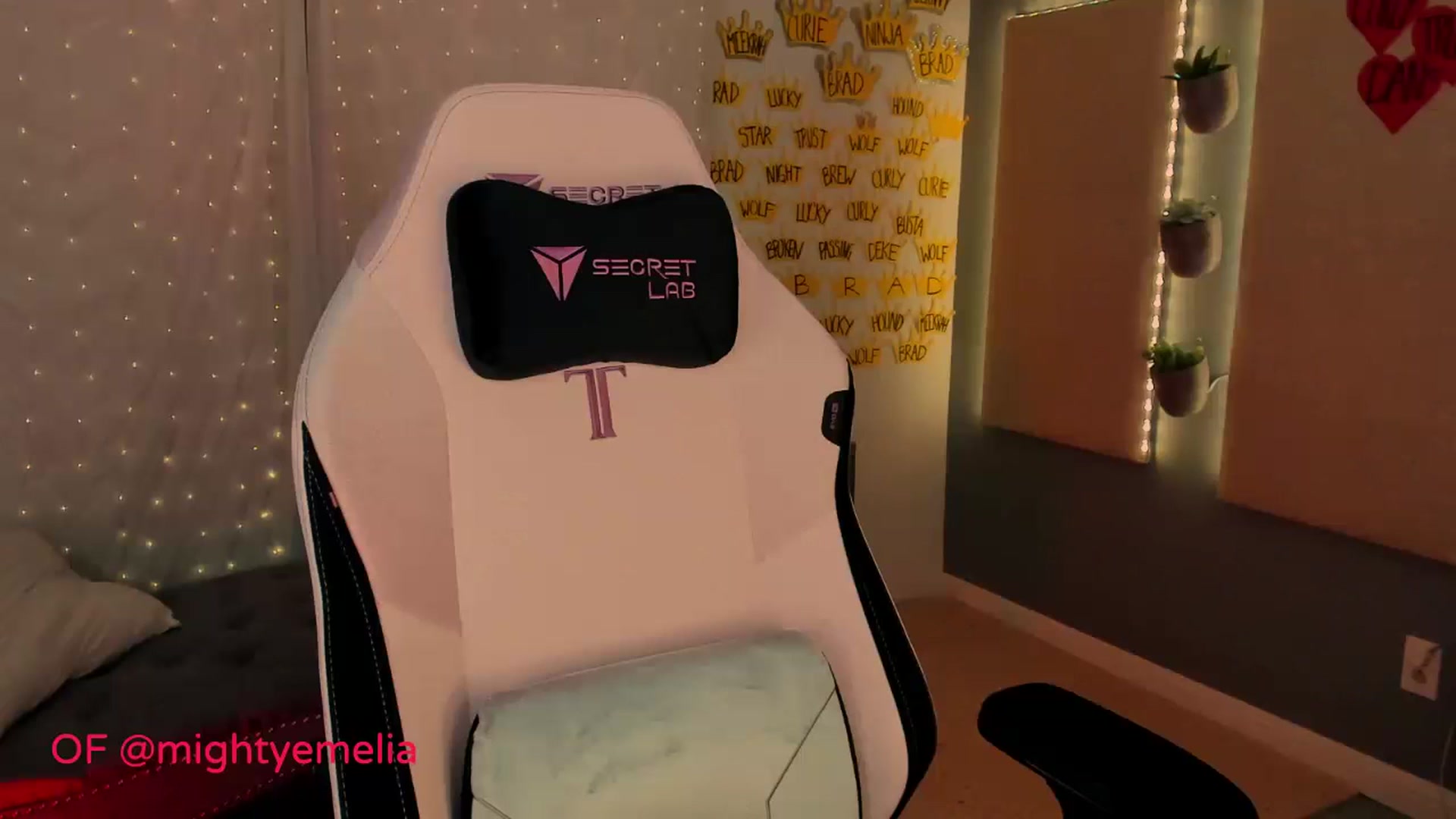 Gallery image thumbnail from MightyEmelia's myfreecams stream on, 02/07/2024, 03:22 image 6 of 20