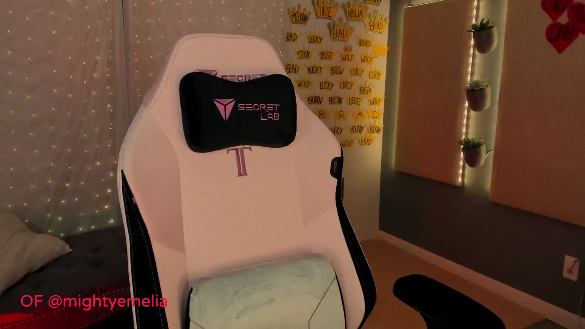 Gallery image thumbnail from MightyEmelia's myfreecams stream on, 02/07/2024, 03:22 image 7 of 20