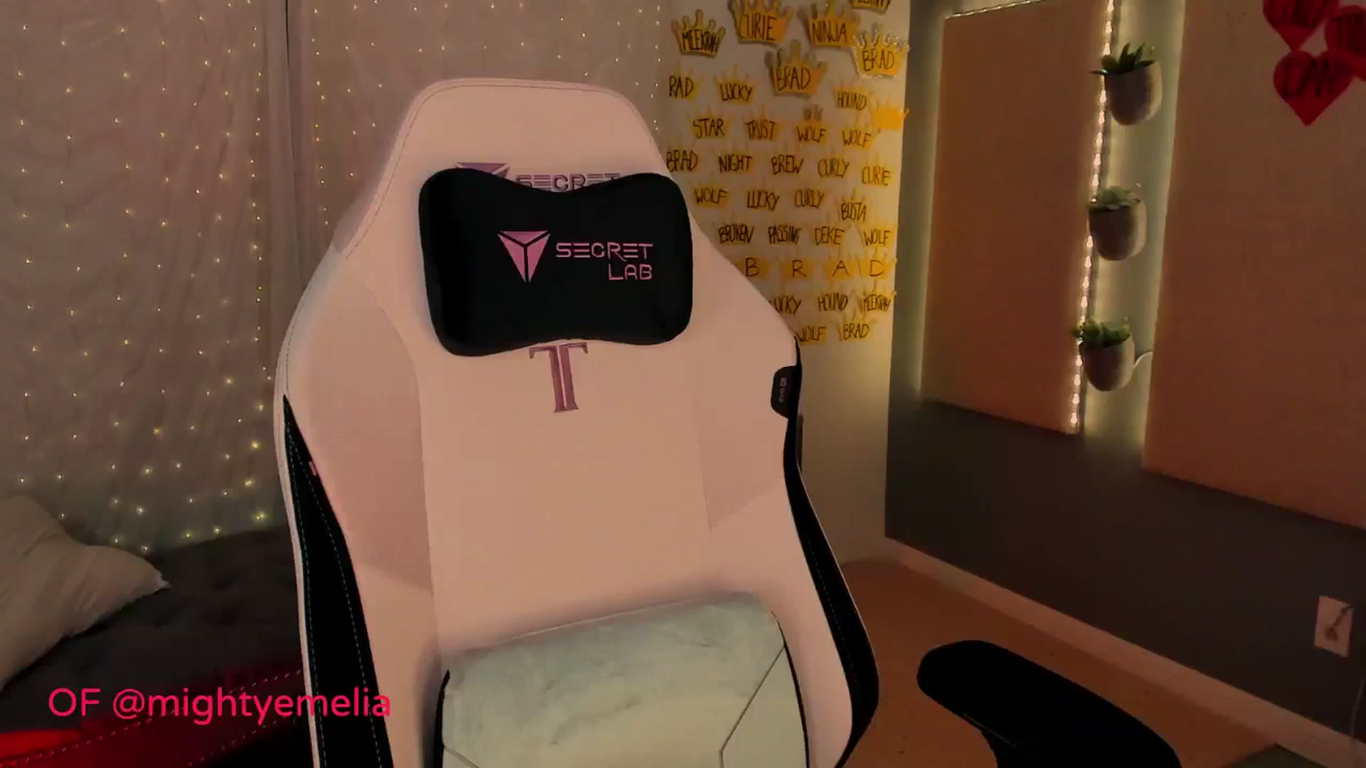 Gallery image thumbnail from MightyEmelia's myfreecams stream on, 02/07/2024, 03:22 image 8 of 20