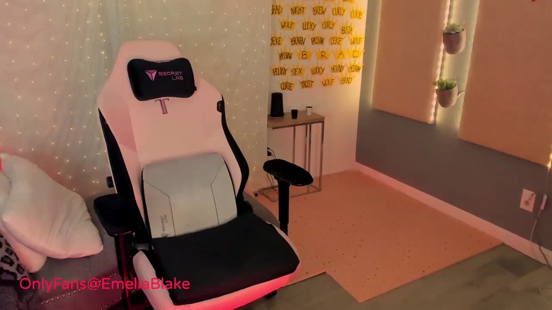 Gallery image thumbnail from MightyEmelia's myfreecams stream on, 02/16/2024, 04:36 image 7 of 20