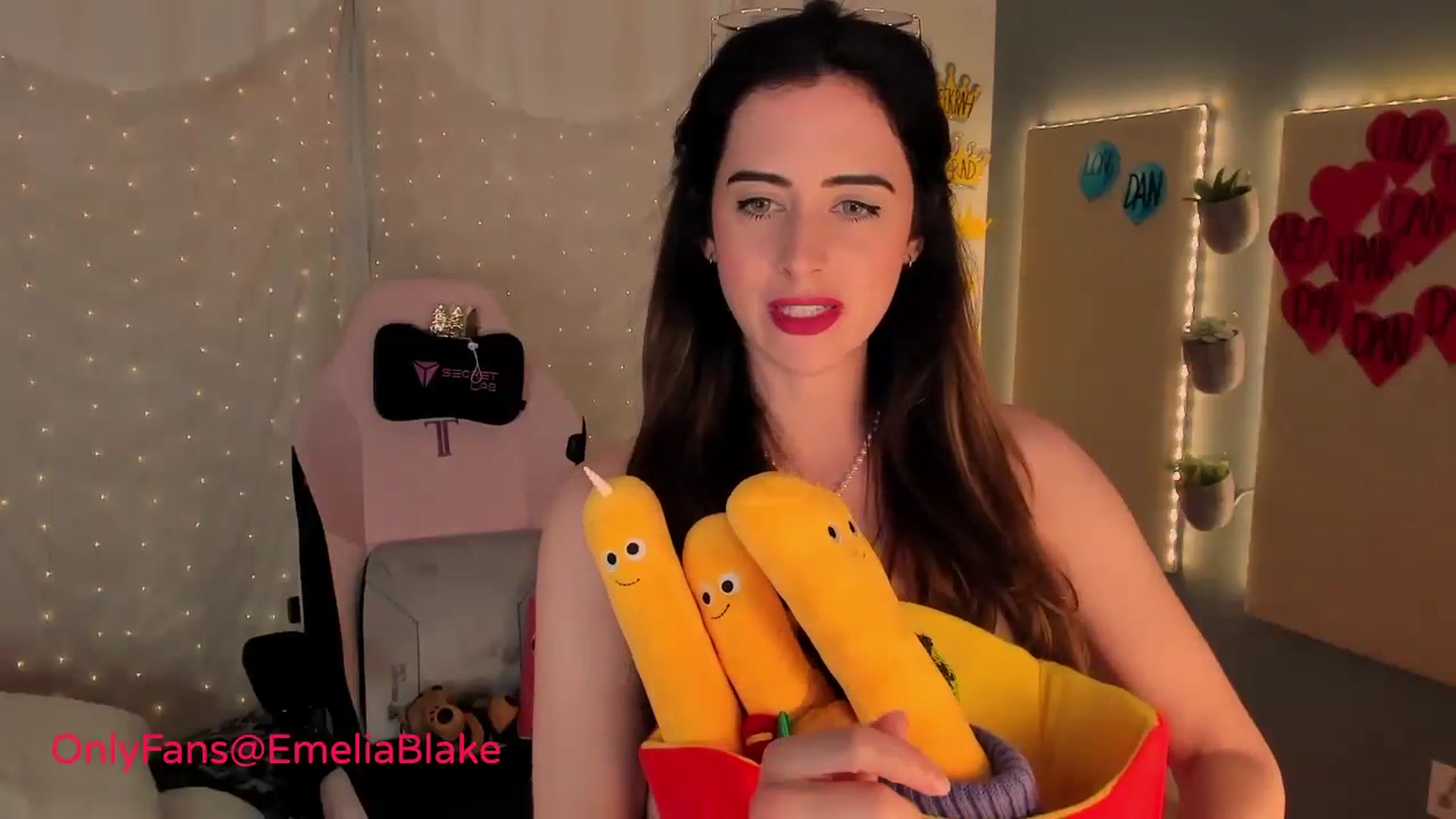 Gallery image thumbnail from MightyEmelia's myfreecams stream on, 02/25/2024, 05:07 image 19 of 20