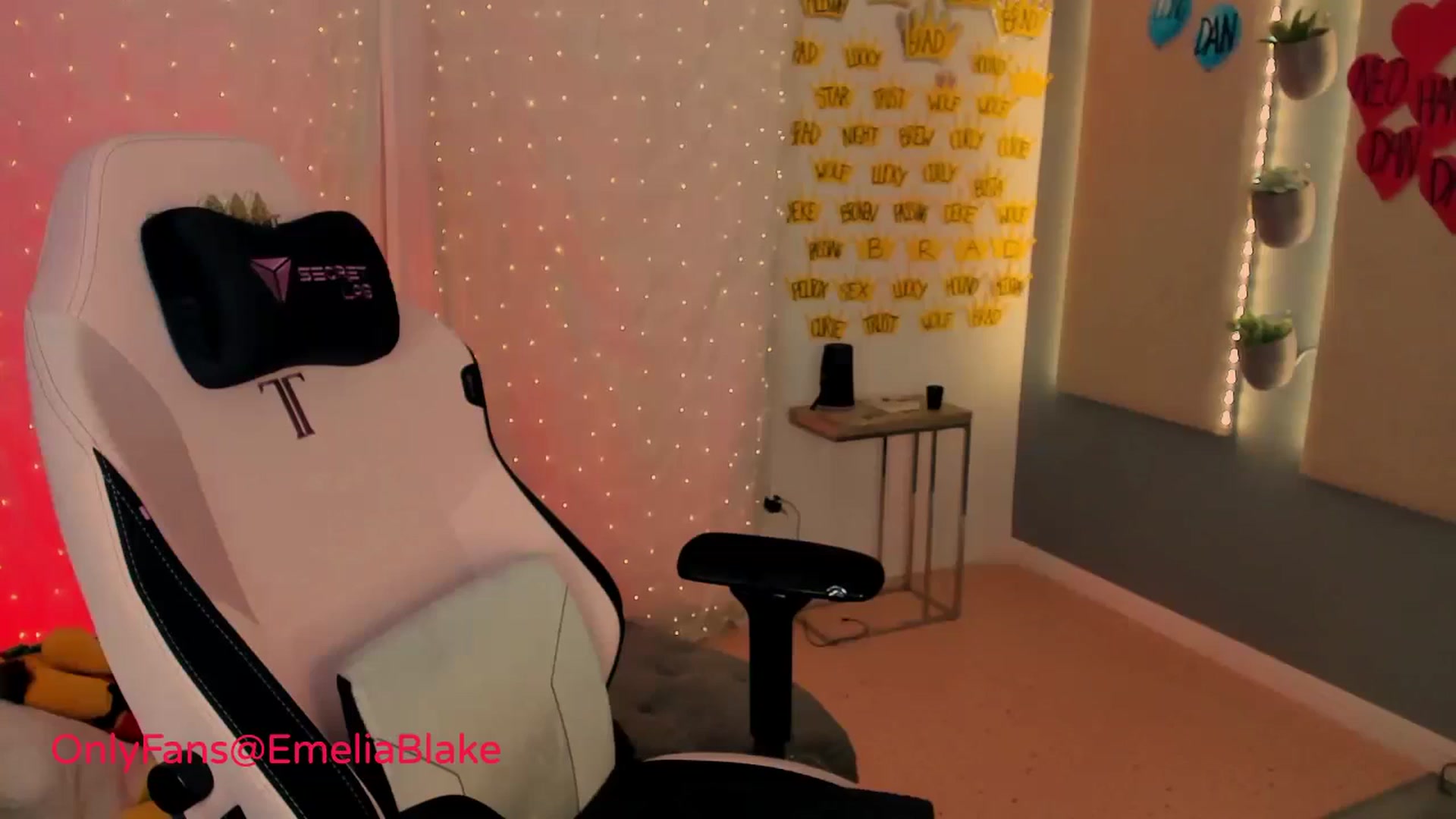 Gallery image thumbnail from MightyEmelia's myfreecams stream on, 03/13/2024, 03:52 image 19 of 20