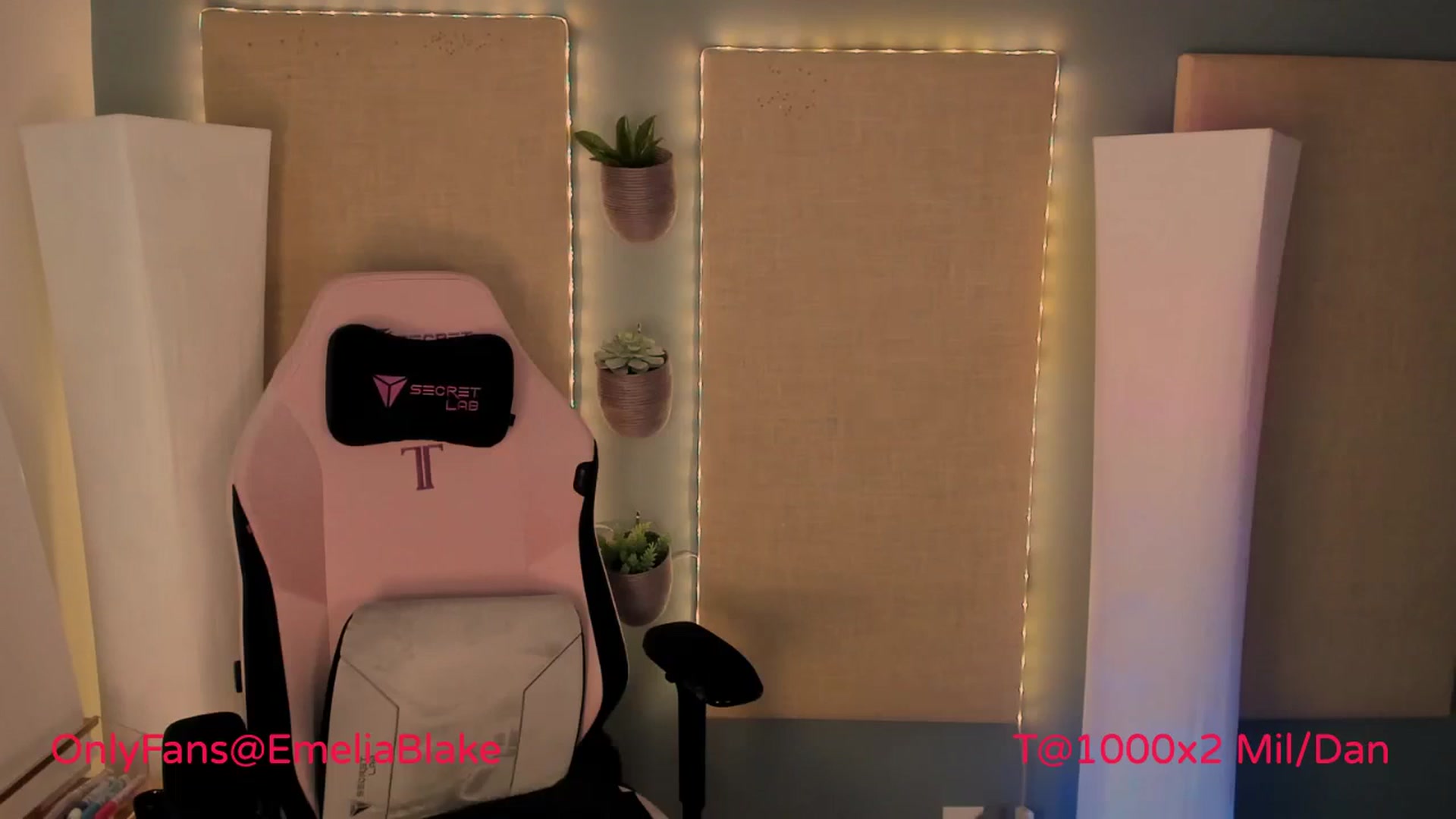 Gallery image thumbnail from MightyEmelia's myfreecams stream on, 03/29/2024, 01:37 image 6 of 20