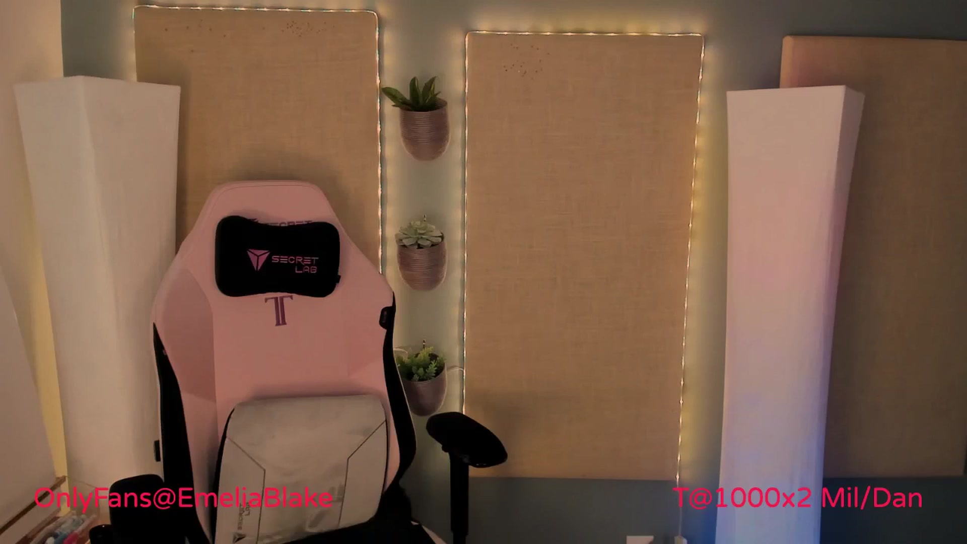 Gallery image thumbnail from MightyEmelia's myfreecams stream on, 03/29/2024, 01:37 image 8 of 20