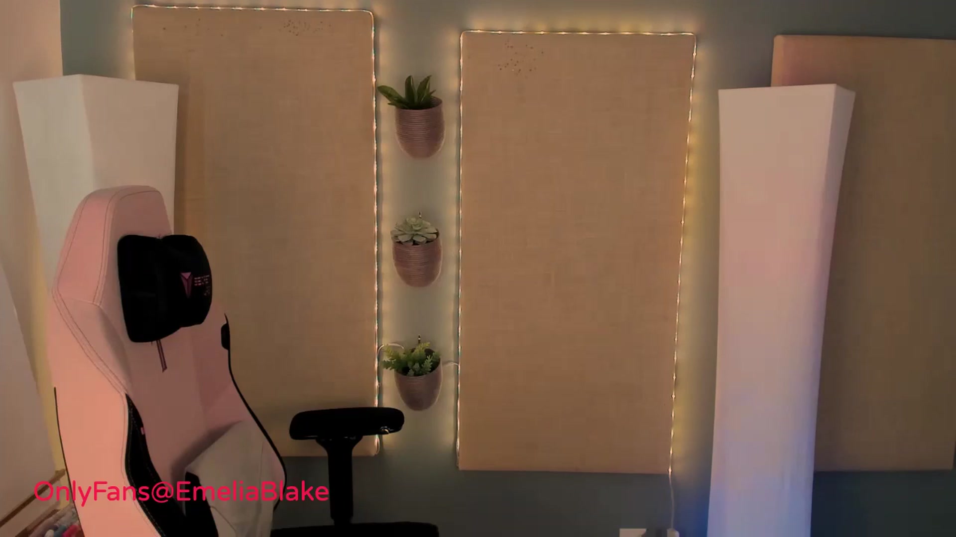 Gallery image thumbnail from MightyEmelia's myfreecams stream on, 03/29/2024, 01:37 image 2 of 20