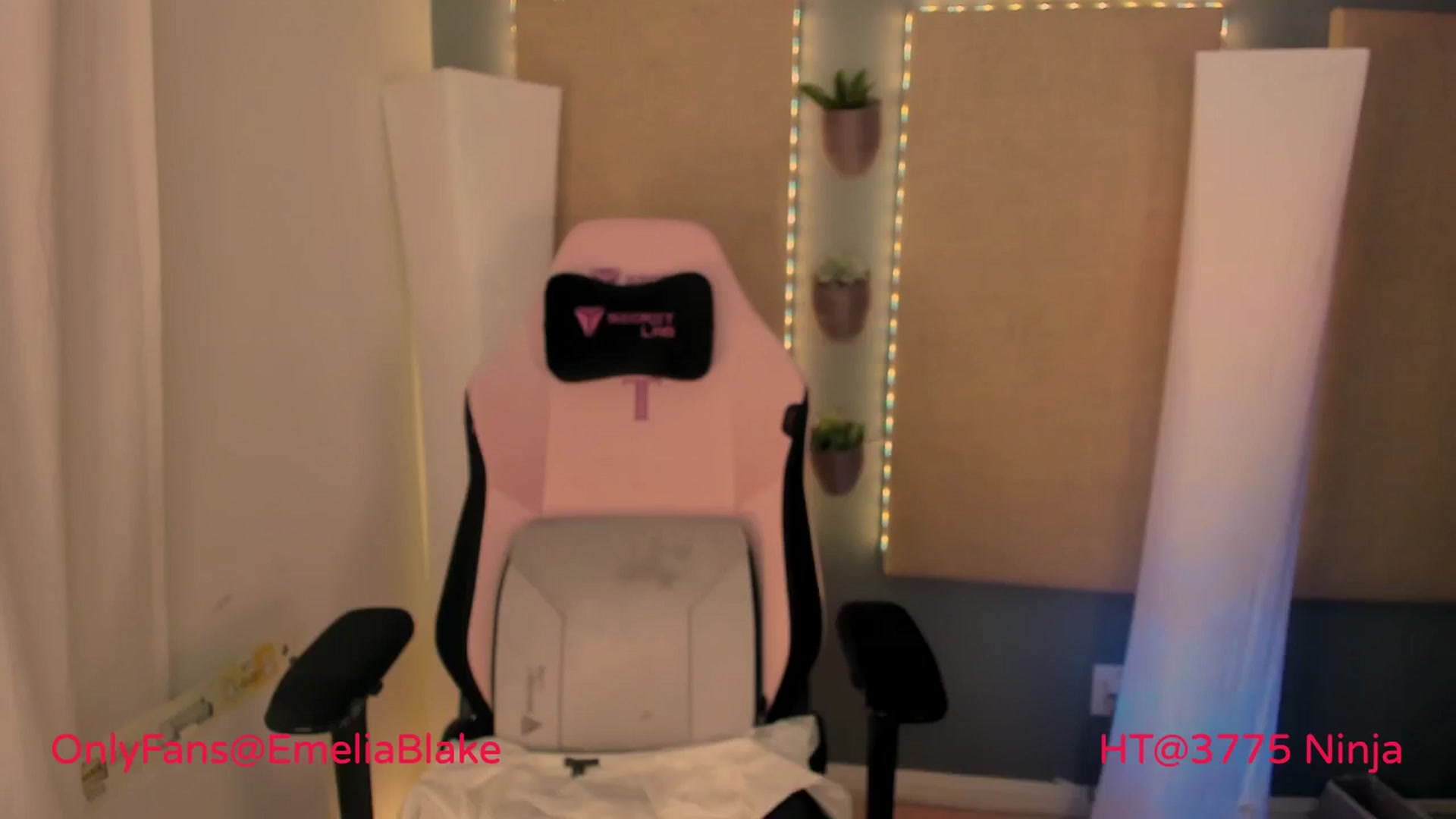 Gallery image thumbnail from MightyEmelia's myfreecams stream on, 04/07/2024, 04:13 image 10 of 20