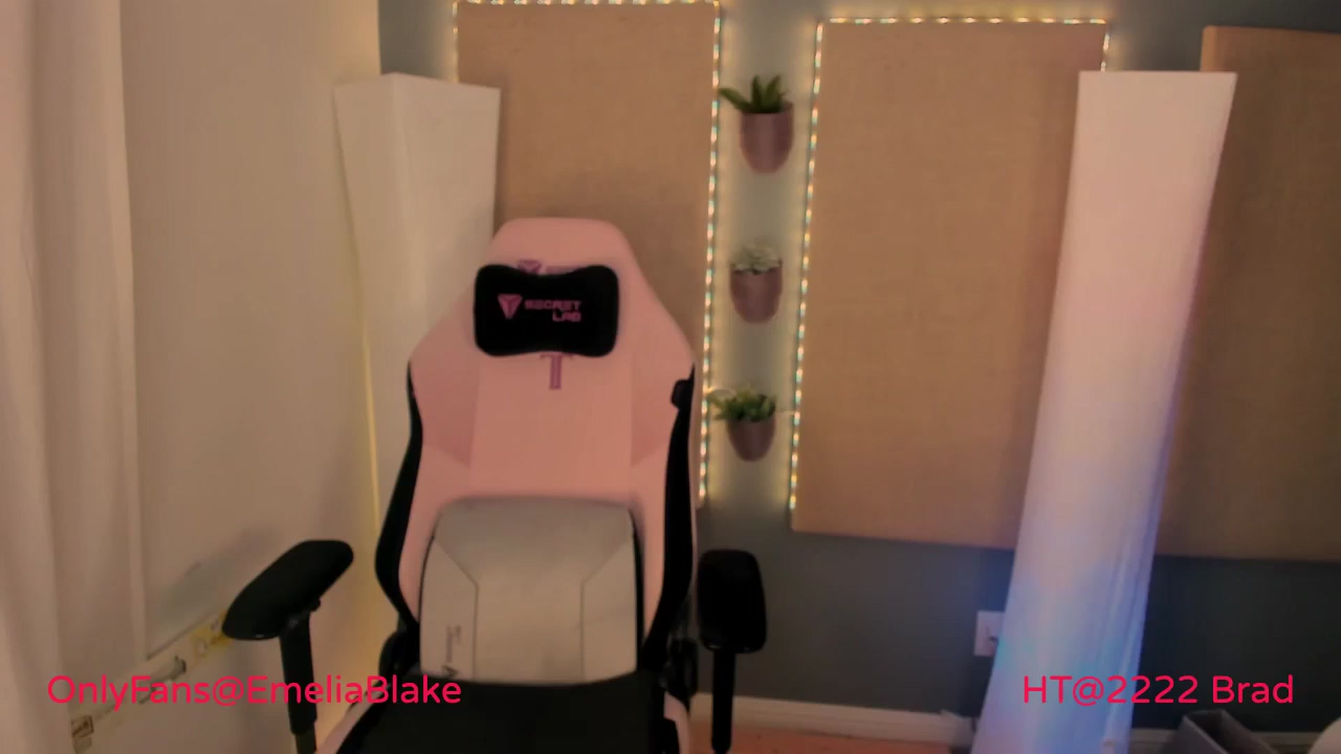 Gallery image thumbnail from MightyEmelia's myfreecams stream on, 04/07/2024, 04:13 image 1 of 20
