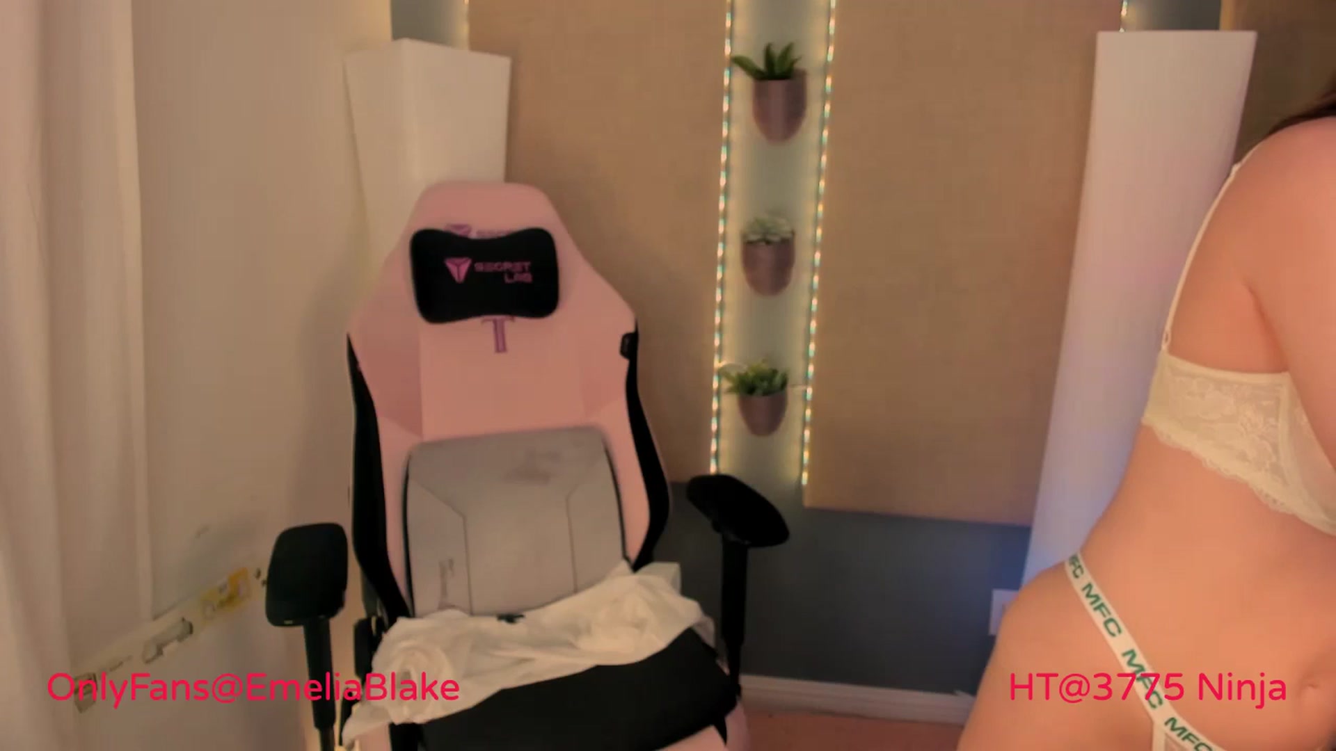 Gallery image thumbnail from MightyEmelia's myfreecams stream on, 04/07/2024, 04:13 image 7 of 20