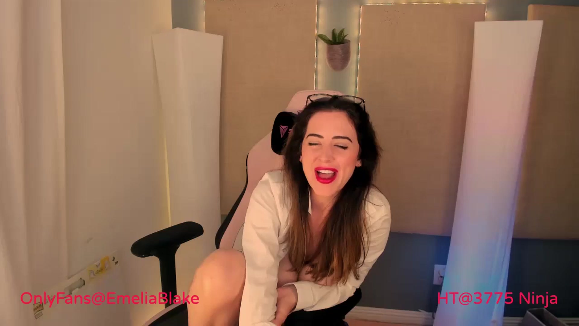 Gallery image thumbnail from MightyEmelia's myfreecams stream on, 04/07/2024, 04:13 image 16 of 20