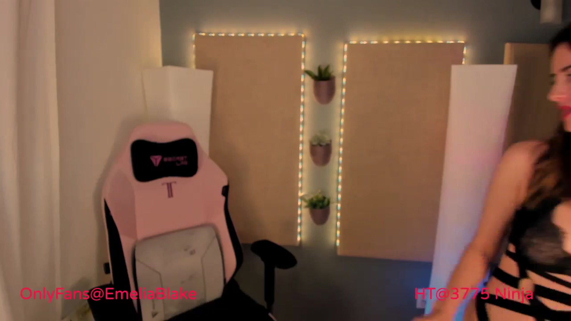 Gallery image thumbnail from MightyEmelia's myfreecams stream on, 04/14/2024, 06:15 image 6 of 20