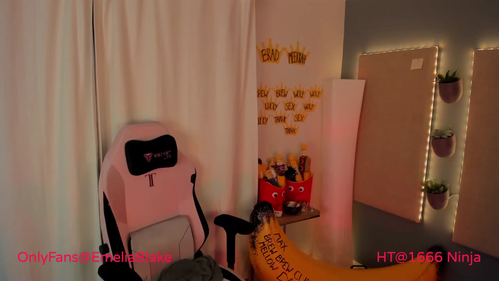 Gallery image thumbnail from MightyEmelia's myfreecams stream on, 05/05/2024, 03:21 image 13 of 20