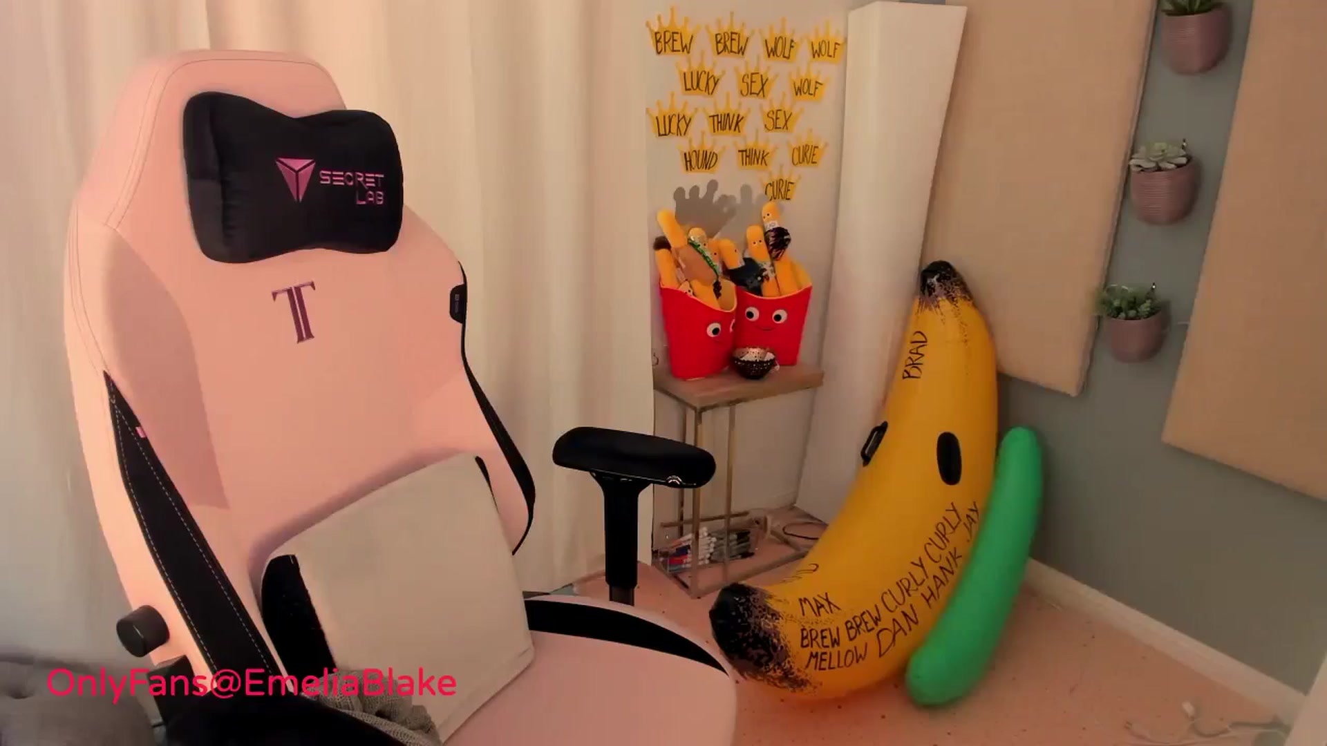Gallery image thumbnail from MightyEmelia's myfreecams stream on, 05/09/2024, 03:06 image 1 of 20