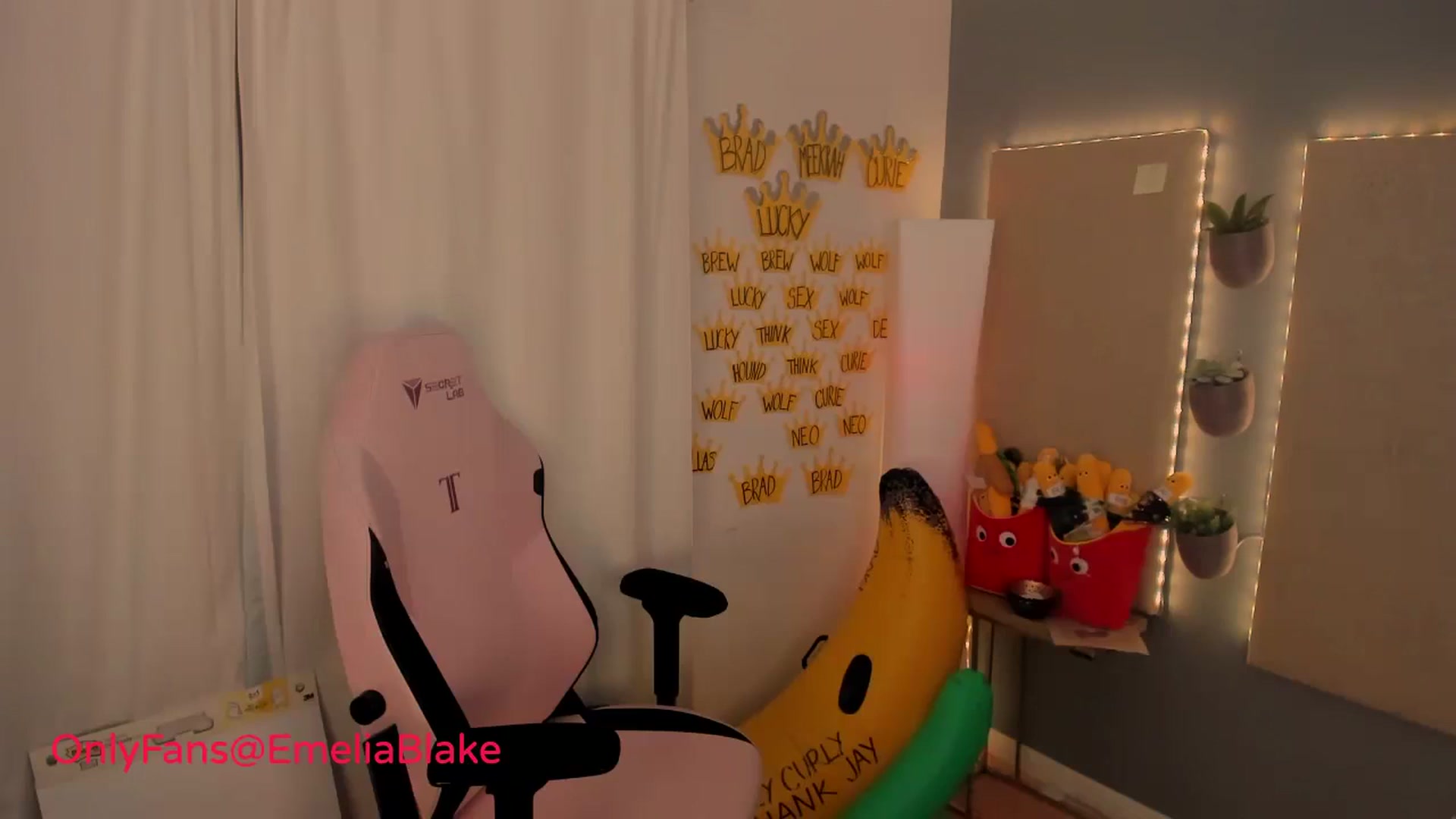 Gallery image thumbnail from MightyEmelia's myfreecams stream on, 05/18/2024, 03:39 image 18 of 20