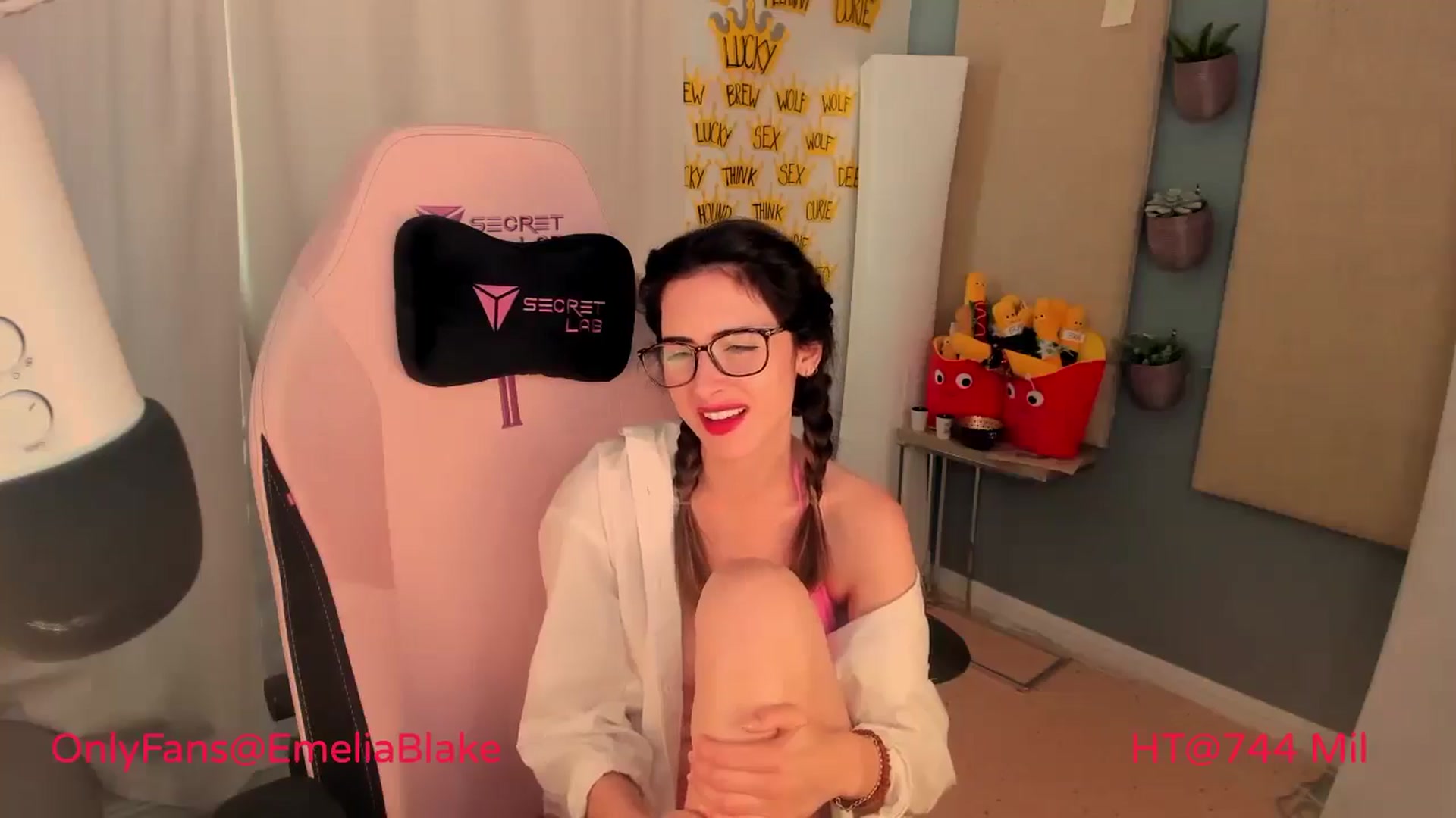 Gallery image thumbnail from MightyEmelia's myfreecams stream on, 06/16/2024, 01:39 image 12 of 20