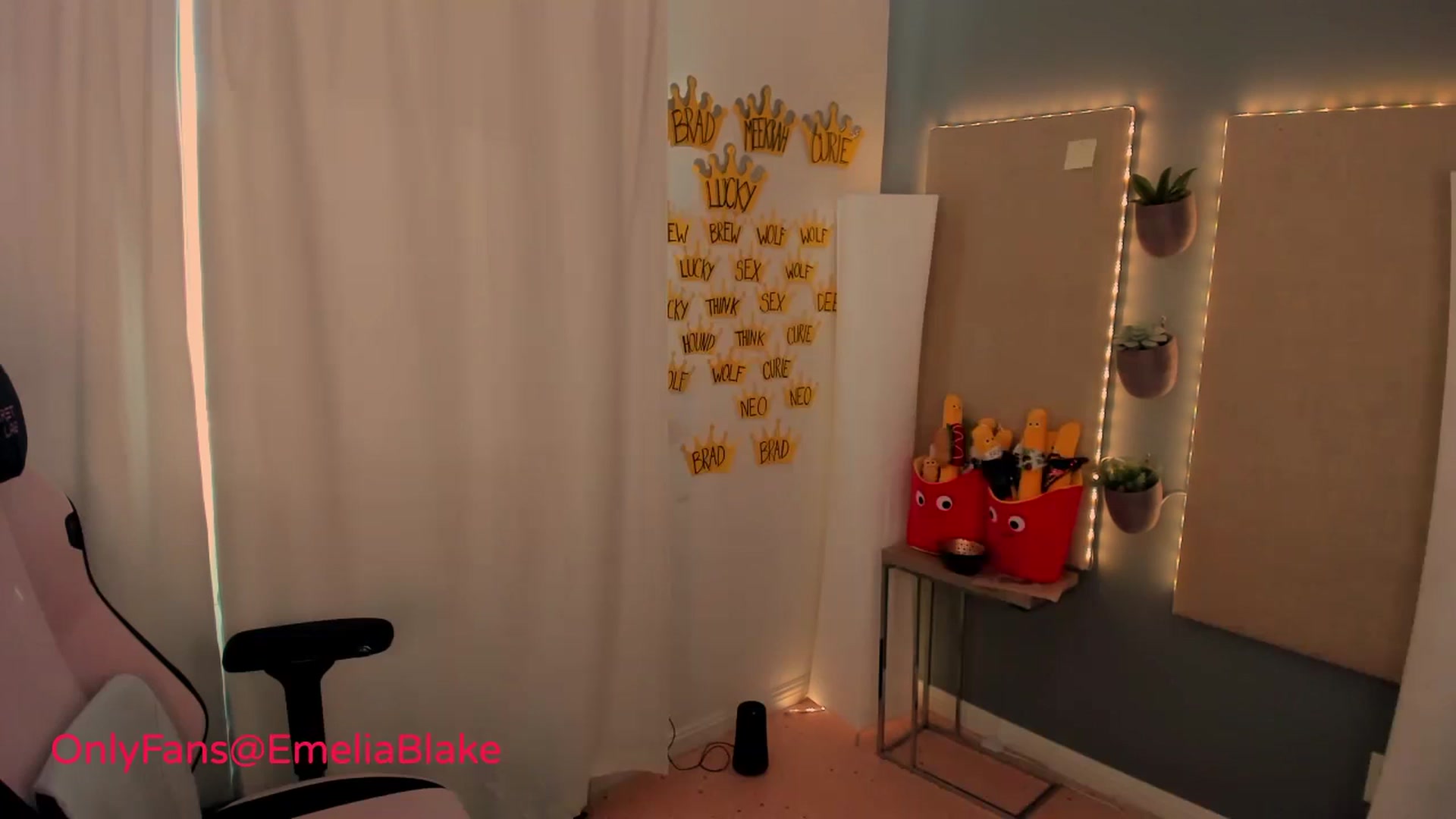 Gallery image thumbnail from MightyEmelia's myfreecams stream on, 07/19/2024, 24:00 image 9 of 20
