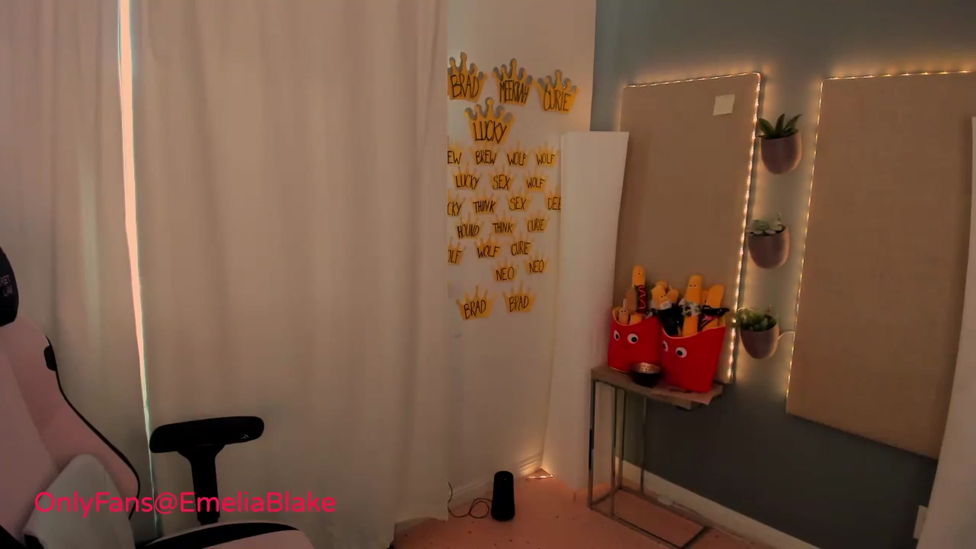 Gallery image thumbnail from MightyEmelia's myfreecams stream on, 07/19/2024, 24:00 image 18 of 20