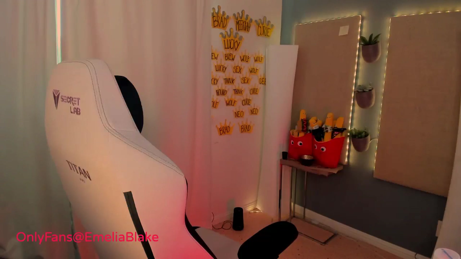 Gallery image thumbnail from MightyEmelia's myfreecams stream on, 07/19/2024, 01:17 image 18 of 20