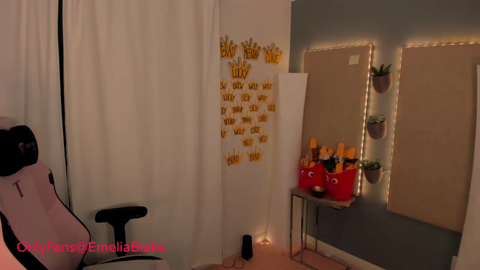 Gallery image thumbnail from MightyEmelia's myfreecams stream on, 07/21/2024, 03:52 image 9 of 20