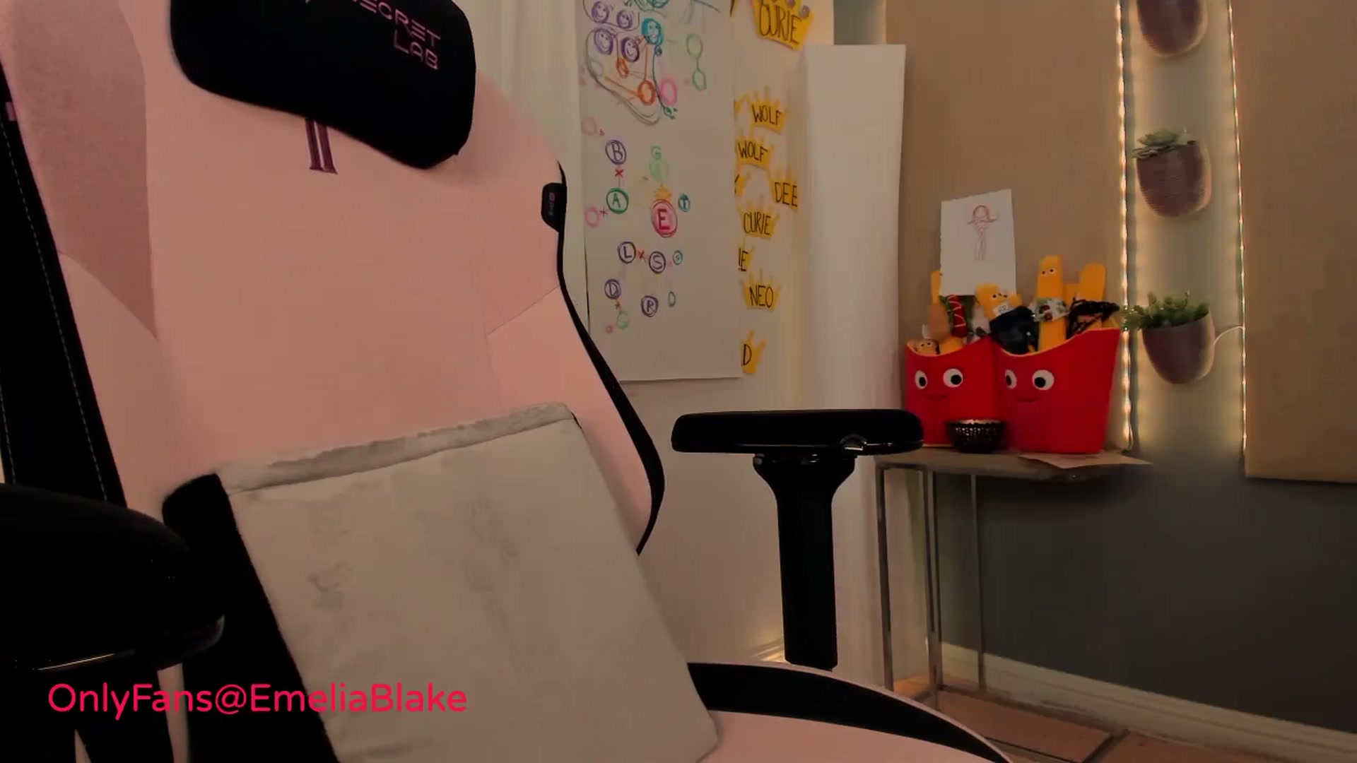 Gallery image thumbnail from MightyEmelia's myfreecams stream on, 08/07/2024, 03:54 image 10 of 20