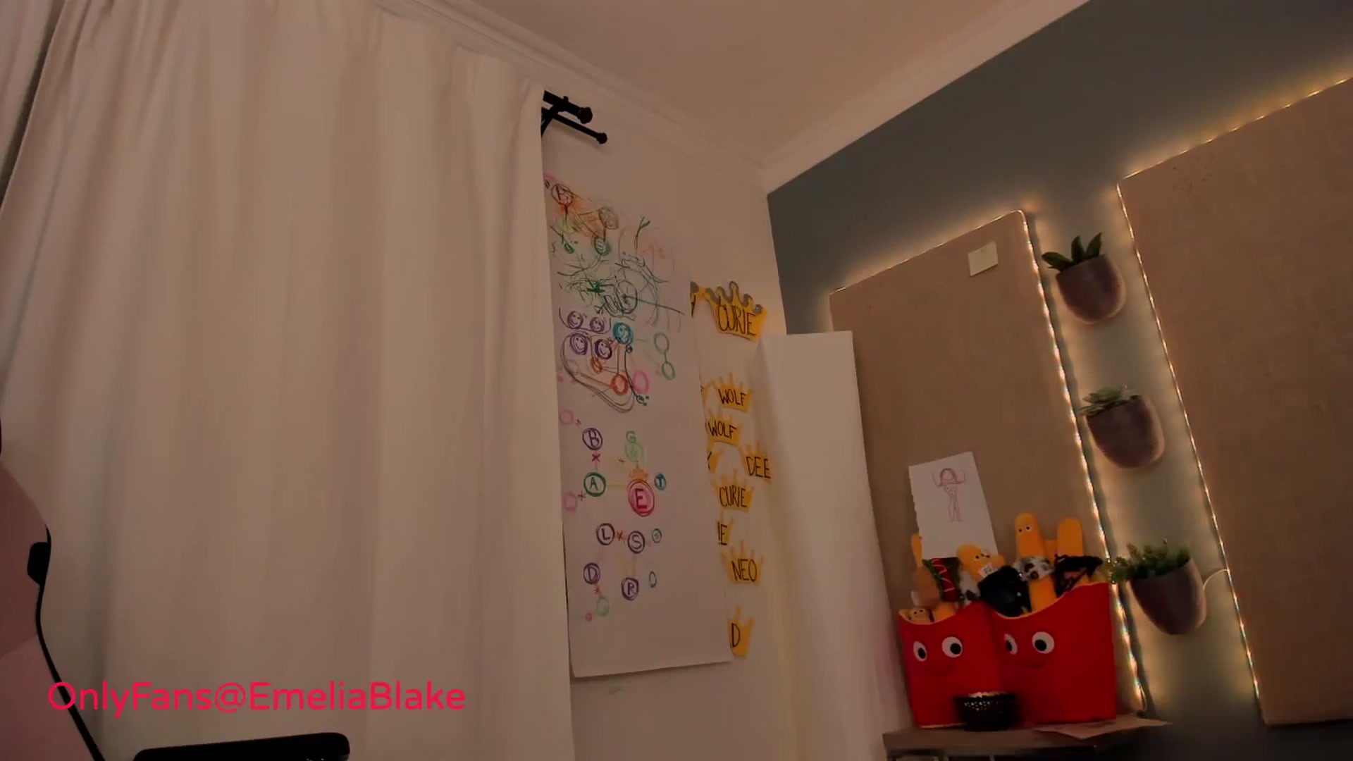 Gallery image thumbnail from MightyEmelia's myfreecams stream on, 08/07/2024, 03:54 image 17 of 20