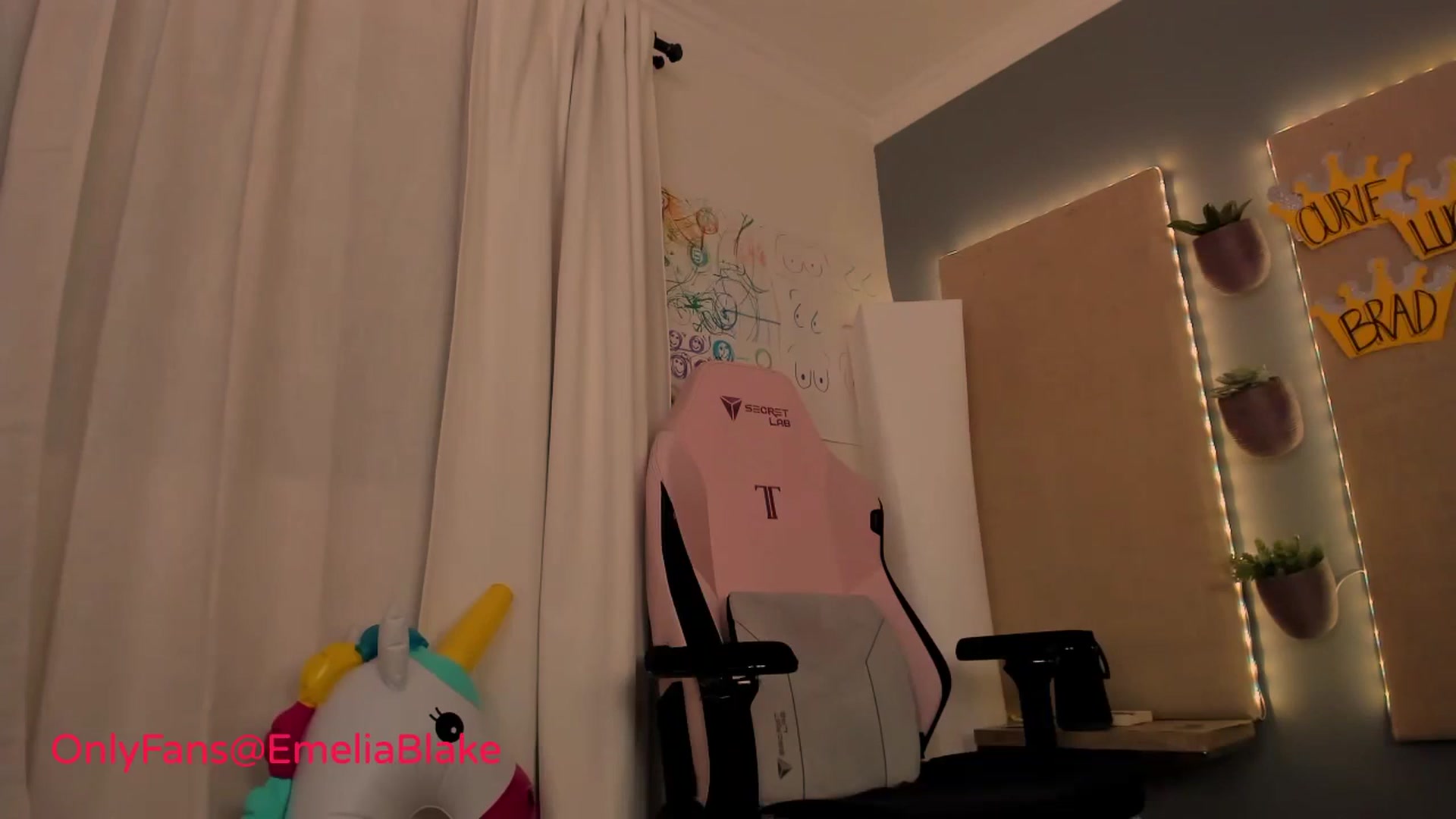 Gallery image thumbnail from MightyEmelia's myfreecams stream on, 08/27/2024, 04:37 image 3 of 20