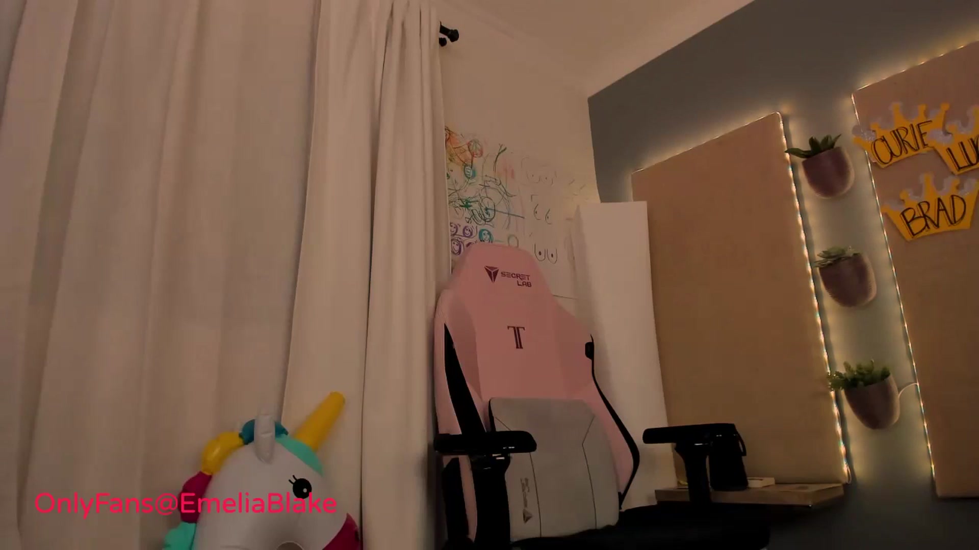 Gallery image thumbnail from MightyEmelia's myfreecams stream on, 08/27/2024, 04:37 image 2 of 20