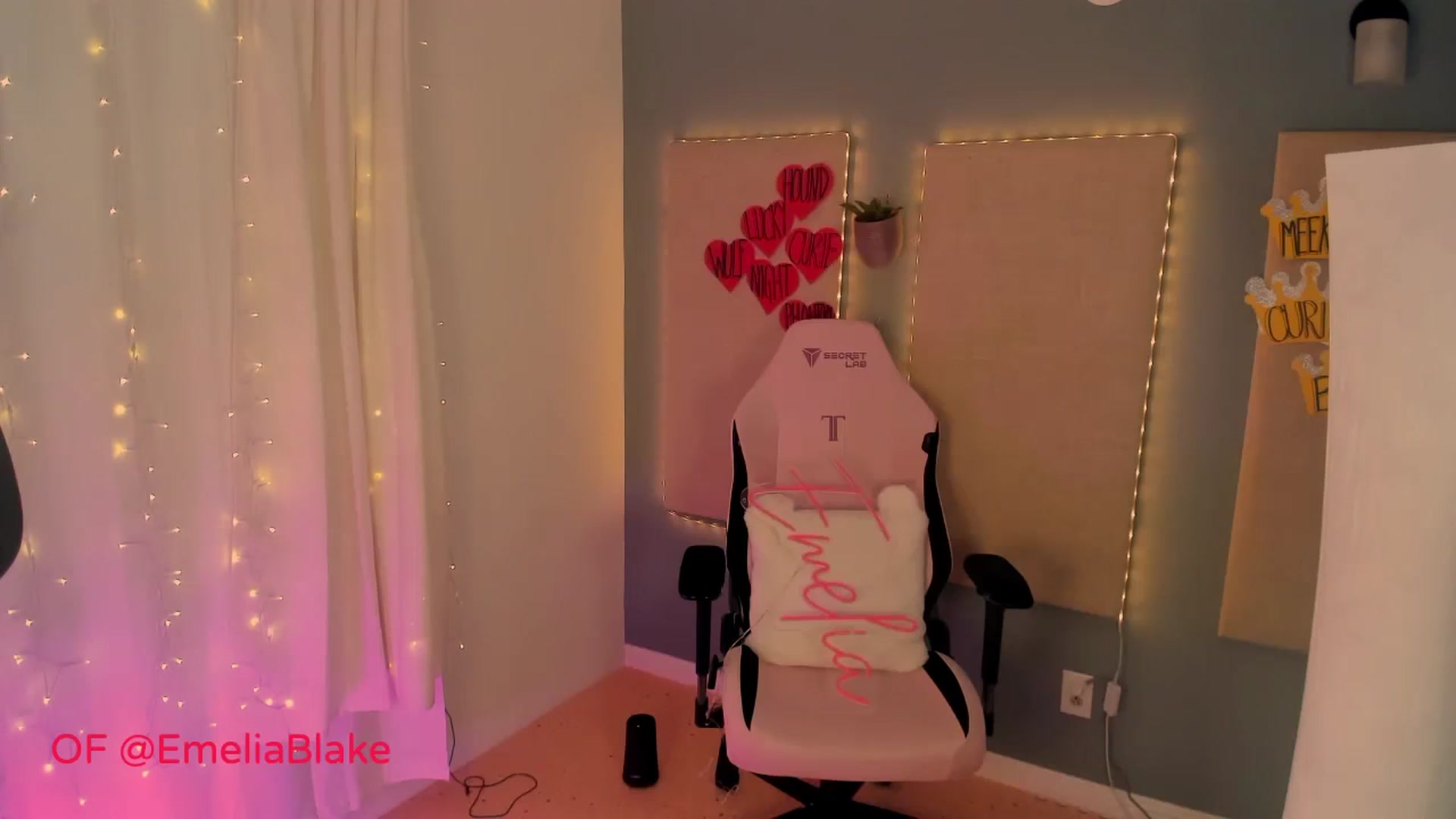 Gallery image thumbnail from MightyEmelia's myfreecams stream on, 09/29/2024, 06:36 image 12 of 20
