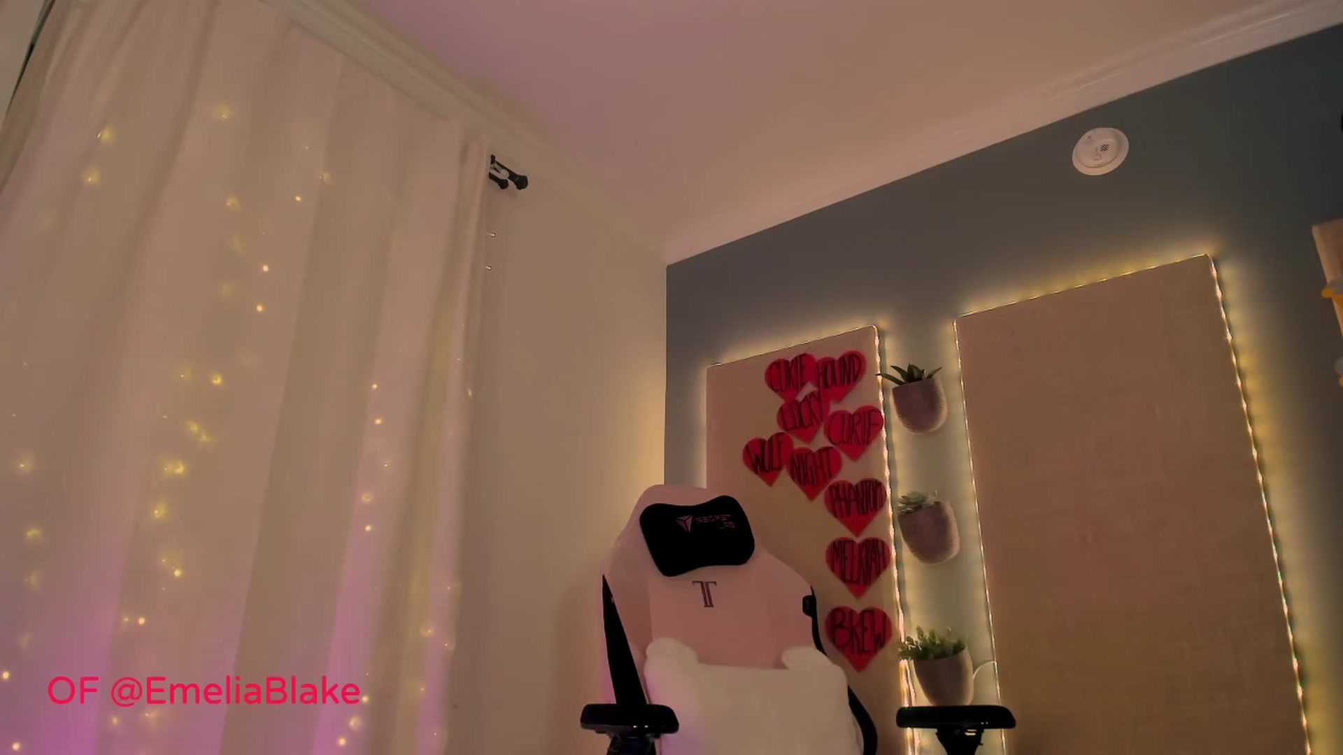 Gallery image thumbnail from MightyEmelia's myfreecams stream on, 10/03/2024, 02:47 image 2 of 20