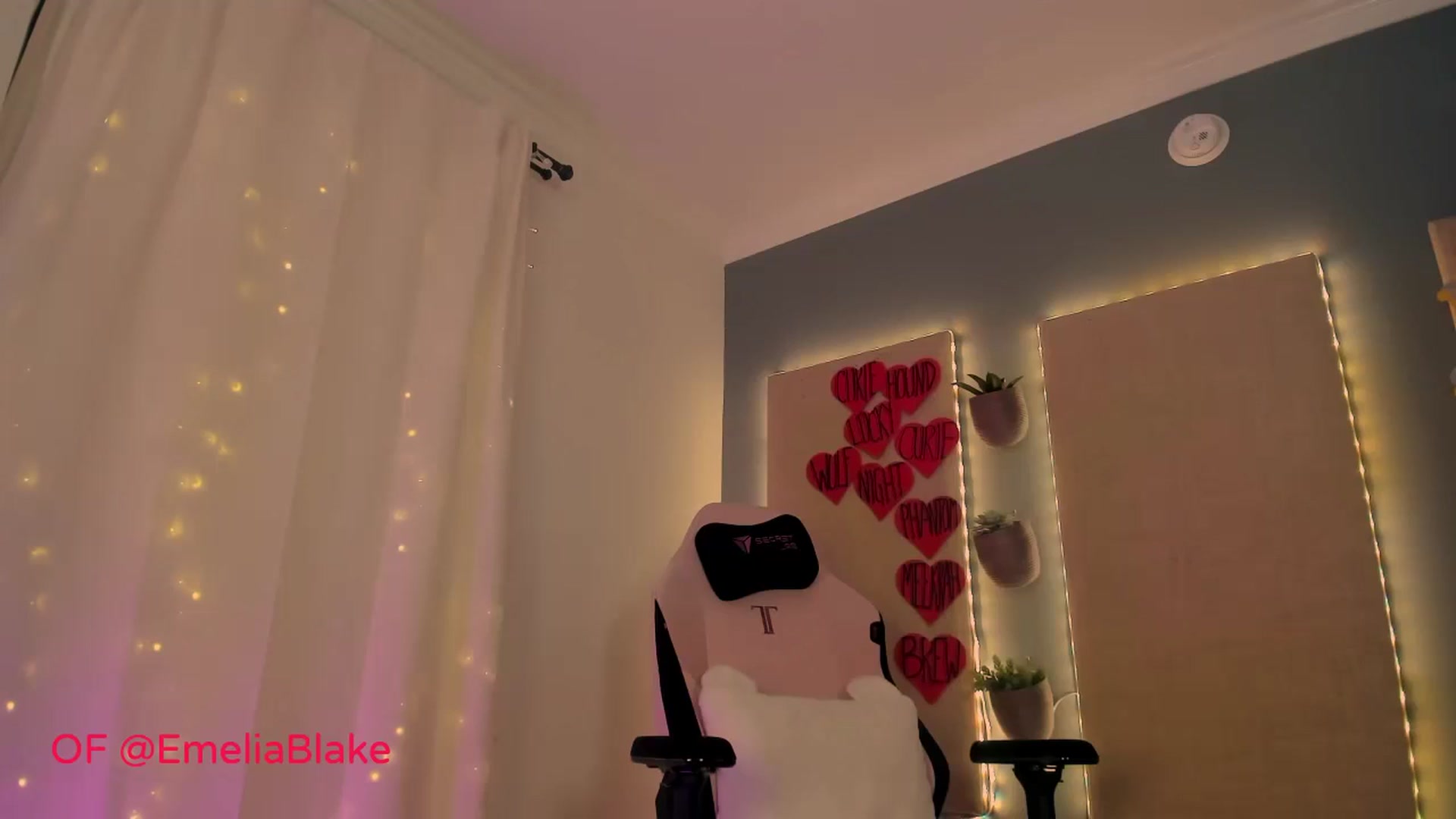 Gallery image thumbnail from MightyEmelia's myfreecams stream on, 10/03/2024, 02:47 image 17 of 20