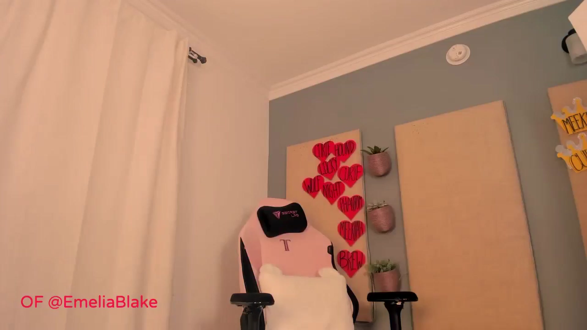 Gallery image thumbnail from MightyEmelia's myfreecams stream on, 10/04/2024, 03:56 image 1 of 20