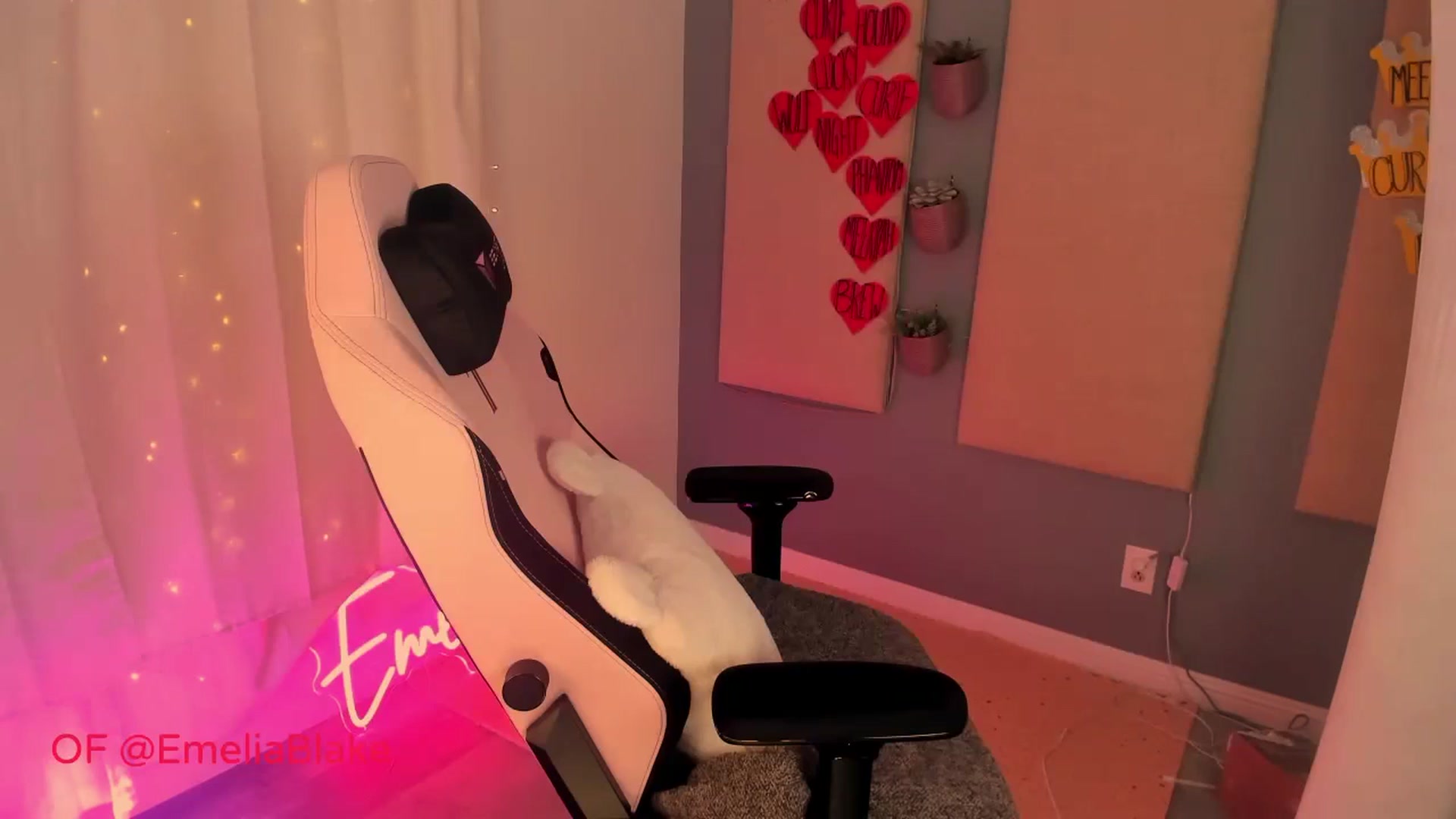 Gallery image thumbnail from MightyEmelia's myfreecams stream on, 10/09/2024, 02:11 image 3 of 20