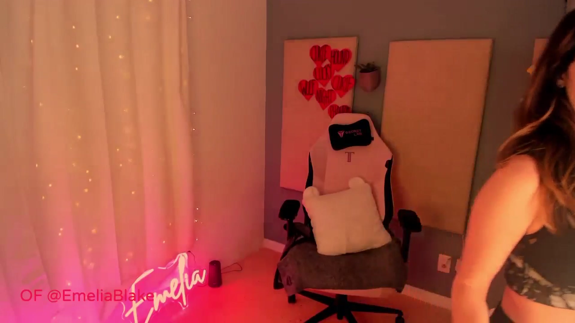 Gallery image thumbnail from MightyEmelia's myfreecams stream on, 10/09/2024, 02:11 image 2 of 20