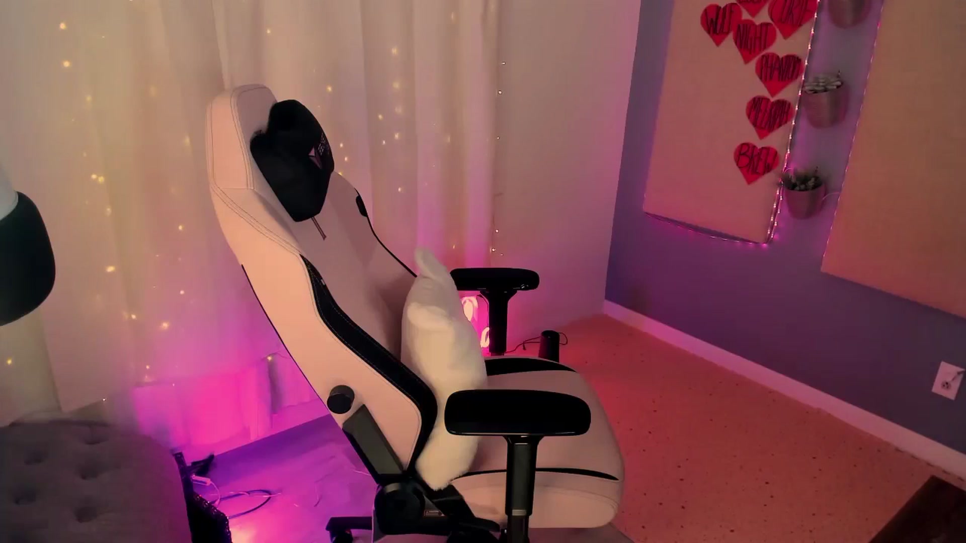 Gallery image thumbnail from MightyEmelia's myfreecams stream on, 10/11/2024, 02:40 image 11 of 20